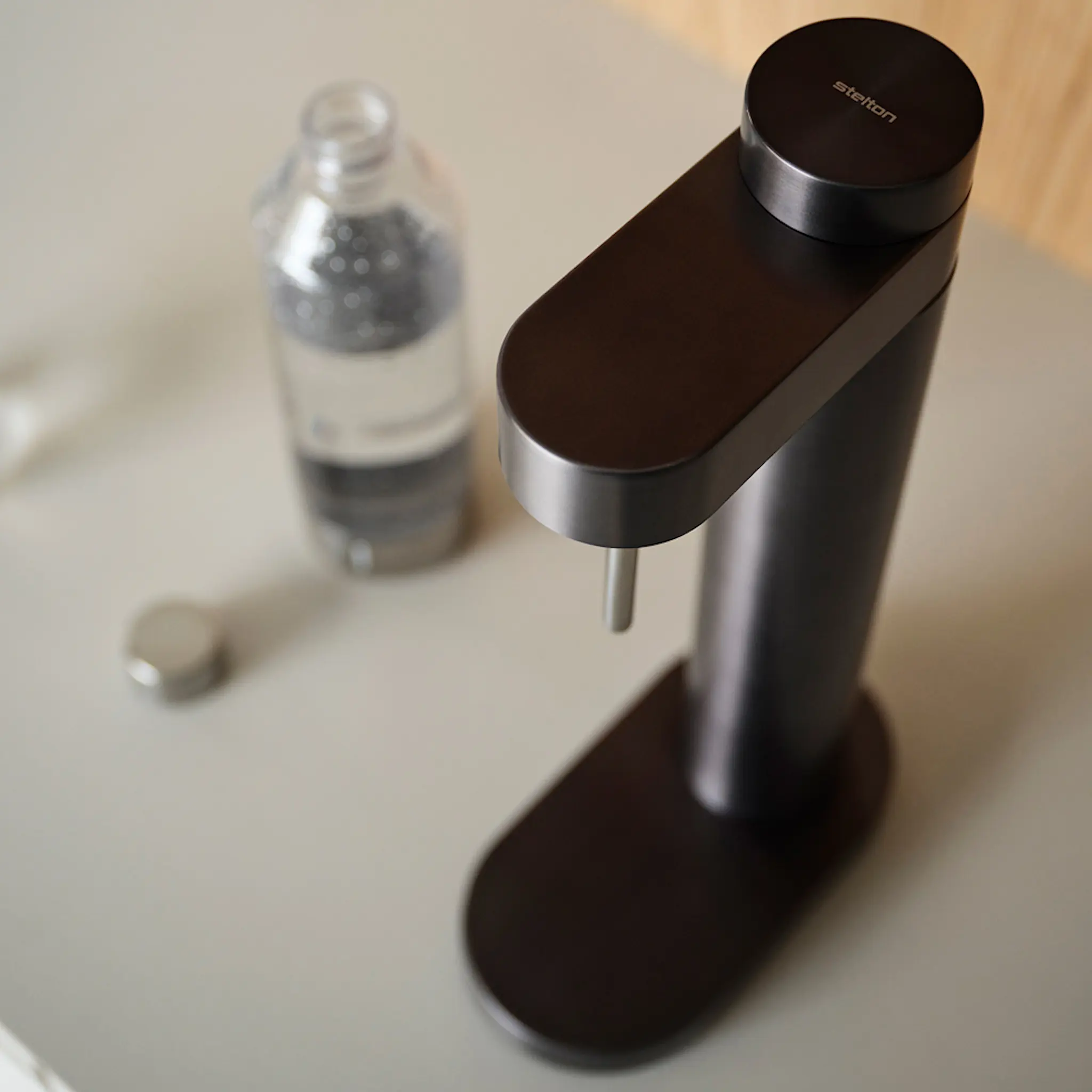 Stelton Brus Hiilihapotuslaite 42 cm Black Metallic