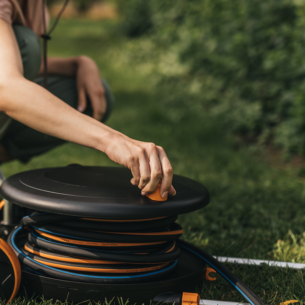 Fiskars Comfort slangetrommel med slange 13mm 20m svart/oransje