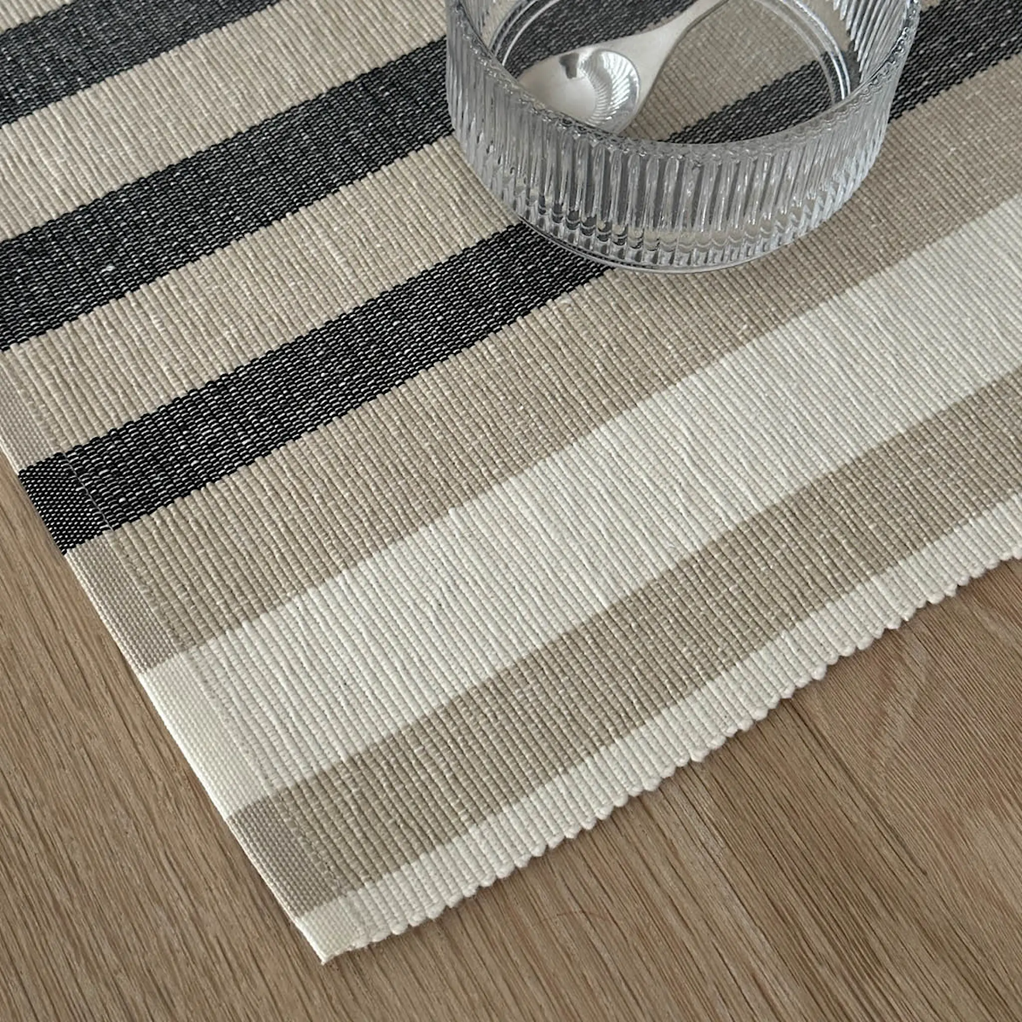 Stelton Vibeke Klint pöytätabletti leveä viiva 33x48 cm valkoinen