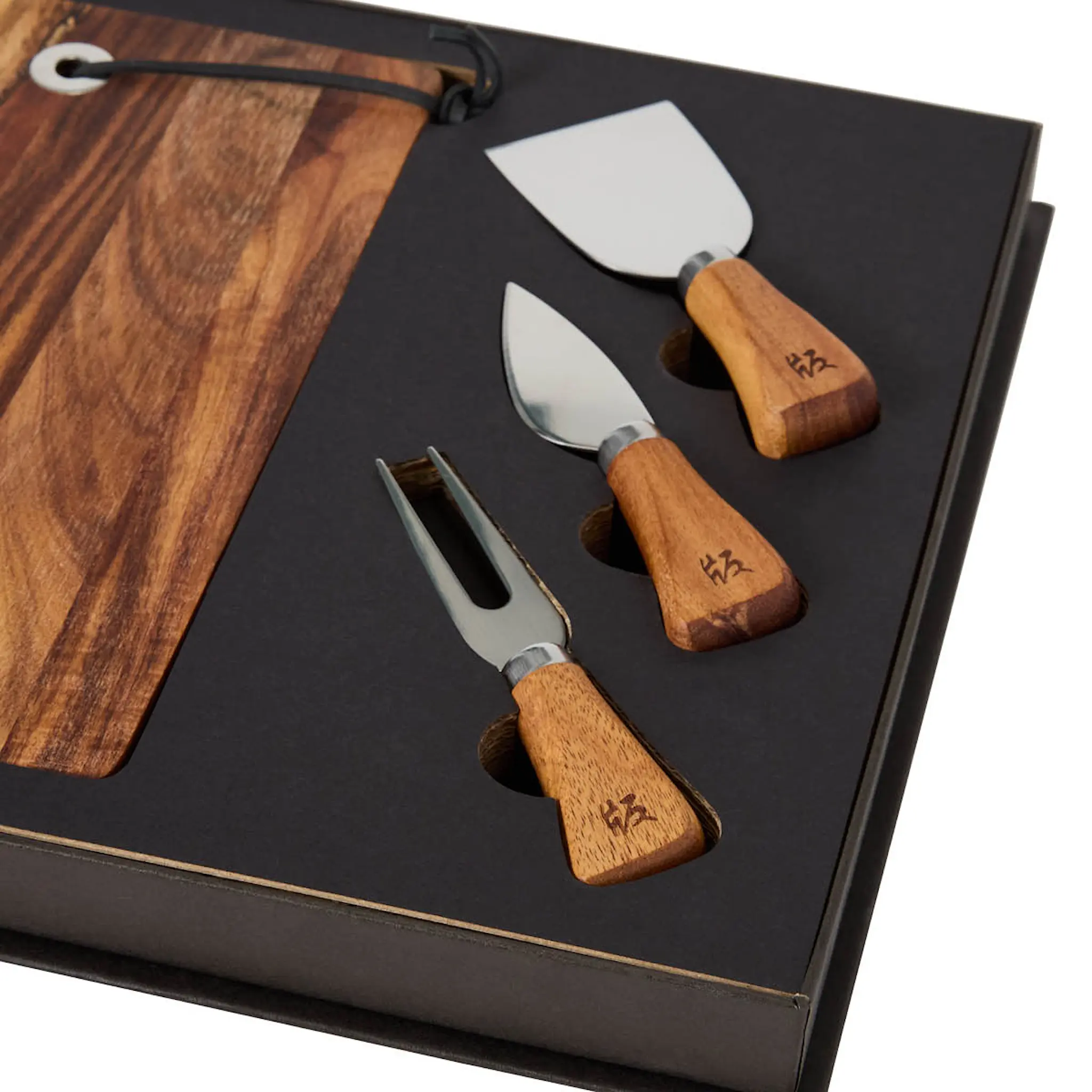 Satake Ostset med skärbräda och 3 knivar i akacia