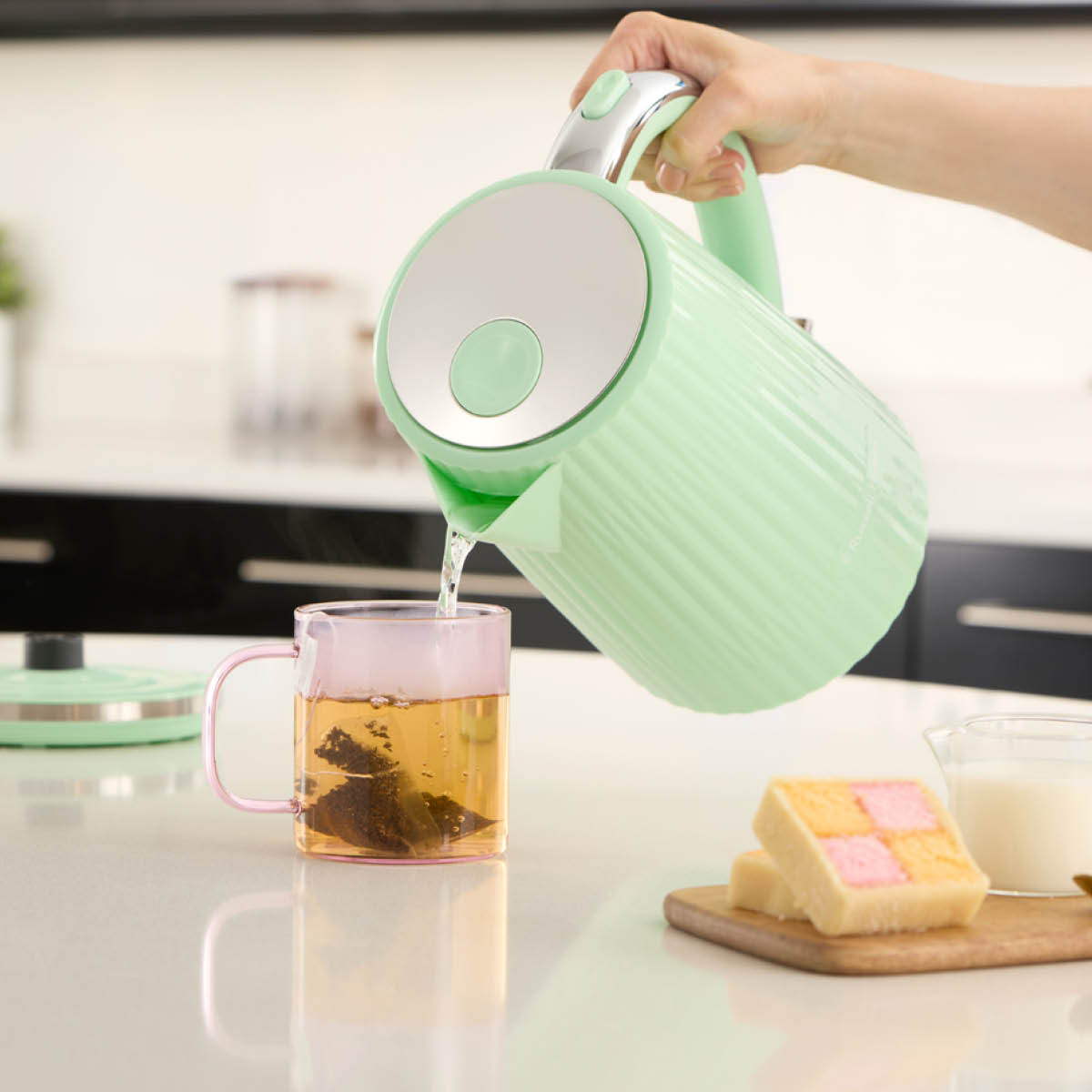 RUSSELL HOBBS Eden vattenkokare 27362-70 1,7 L 2400W pistage