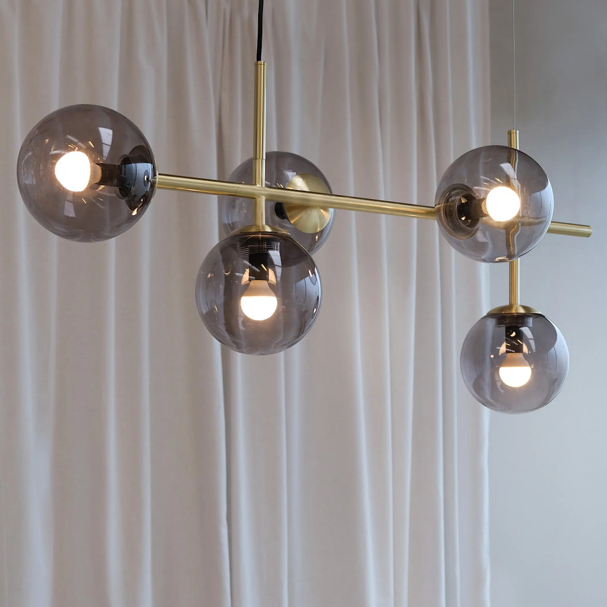 Dyberg Larsen COMO pendellampa 39 cm rök/mässing