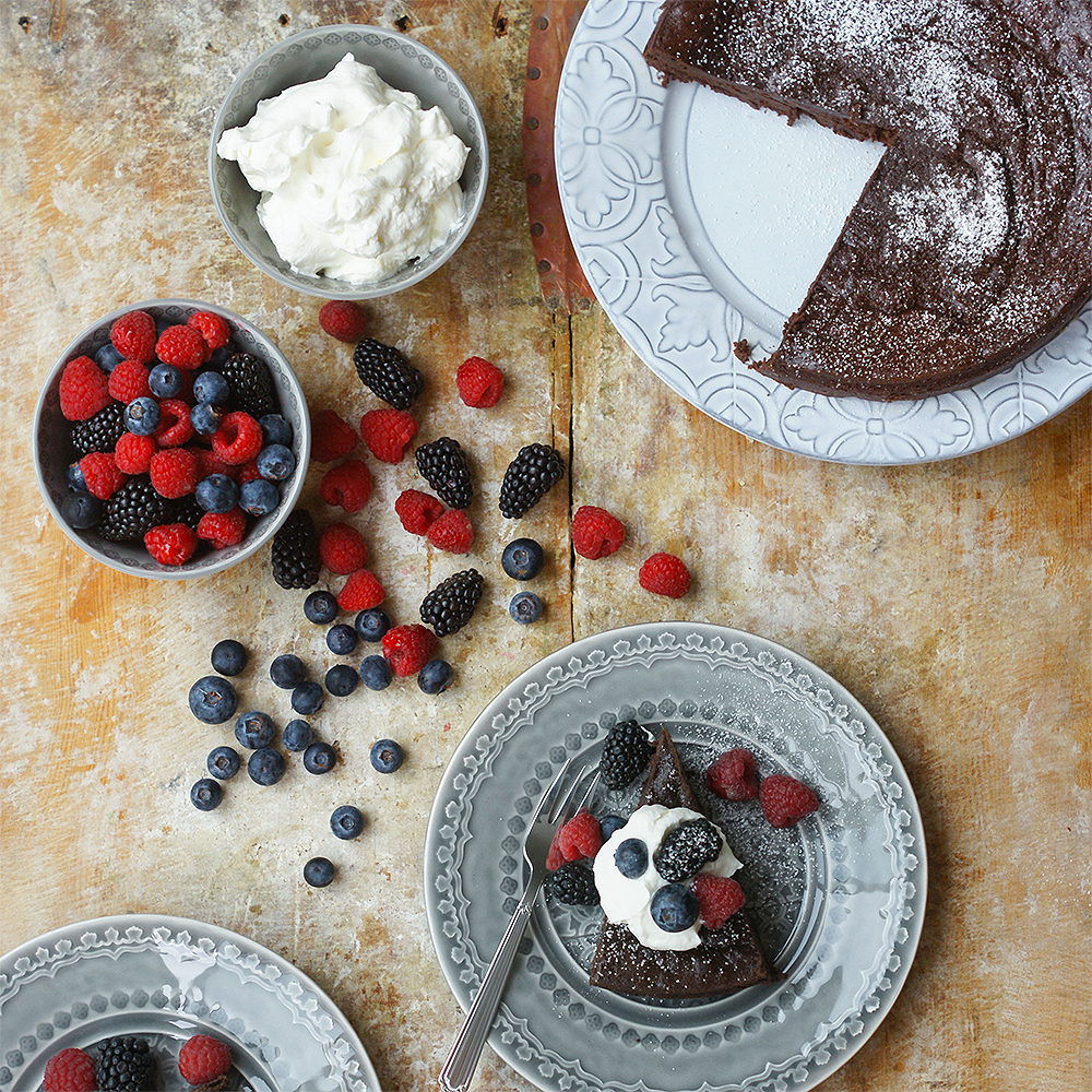 Bordallo Pinheiro Rua Nova Lautanen 28 cm Antiikinvalkoinen