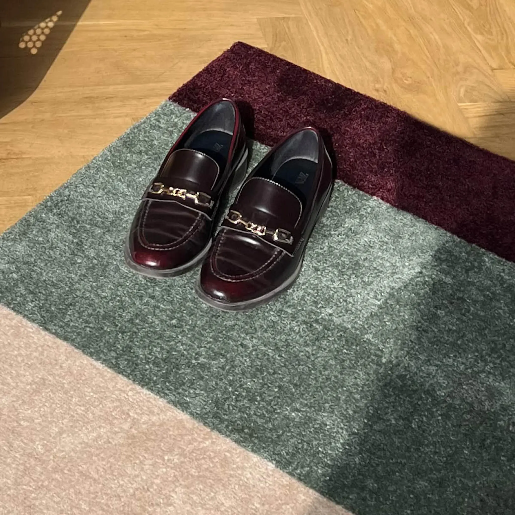 Tica Copenhagen Stripes Horizontally golvmatta 120x67 cm bordeaux/grön/ivory
