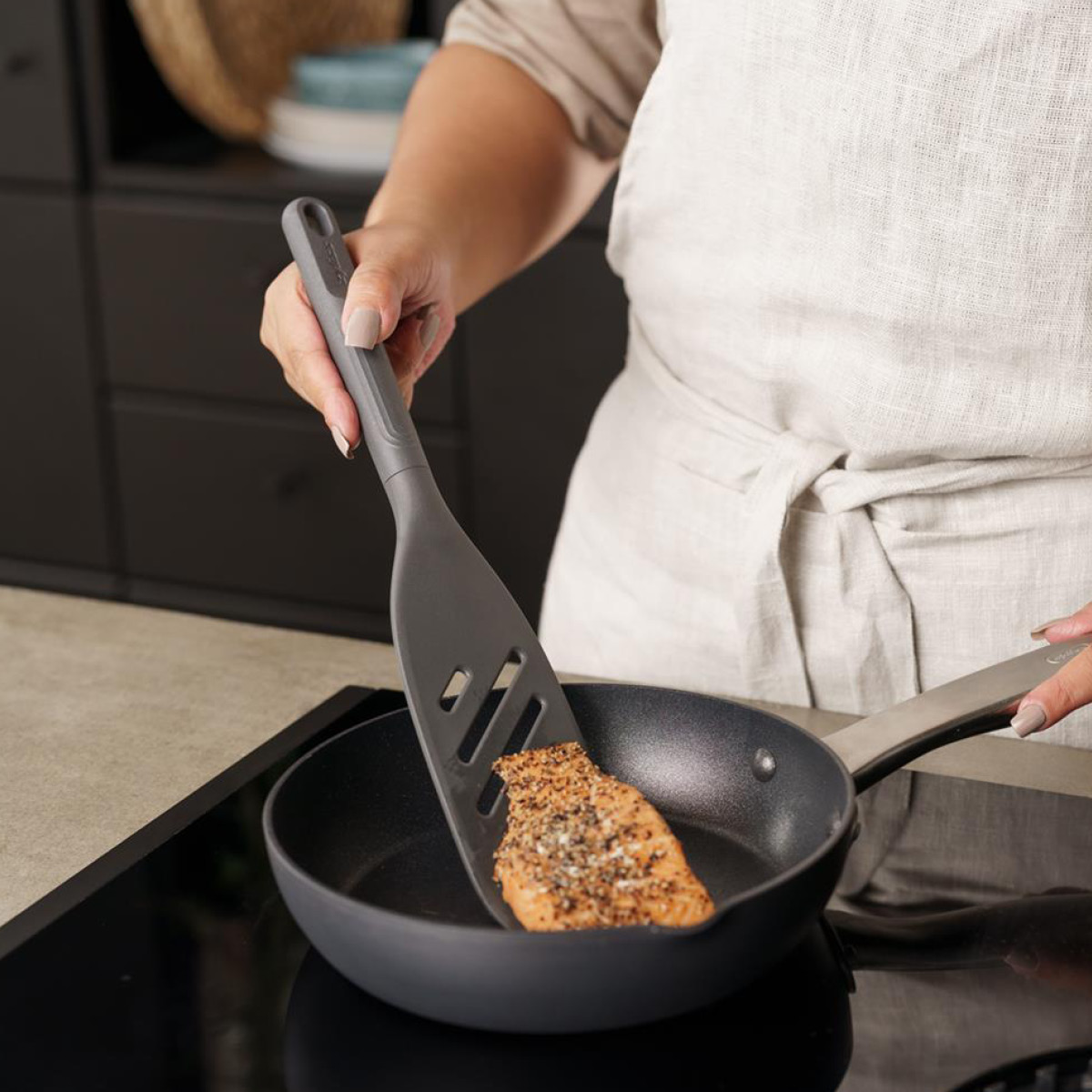 Zyliss Stekespade 32,5 cm grå