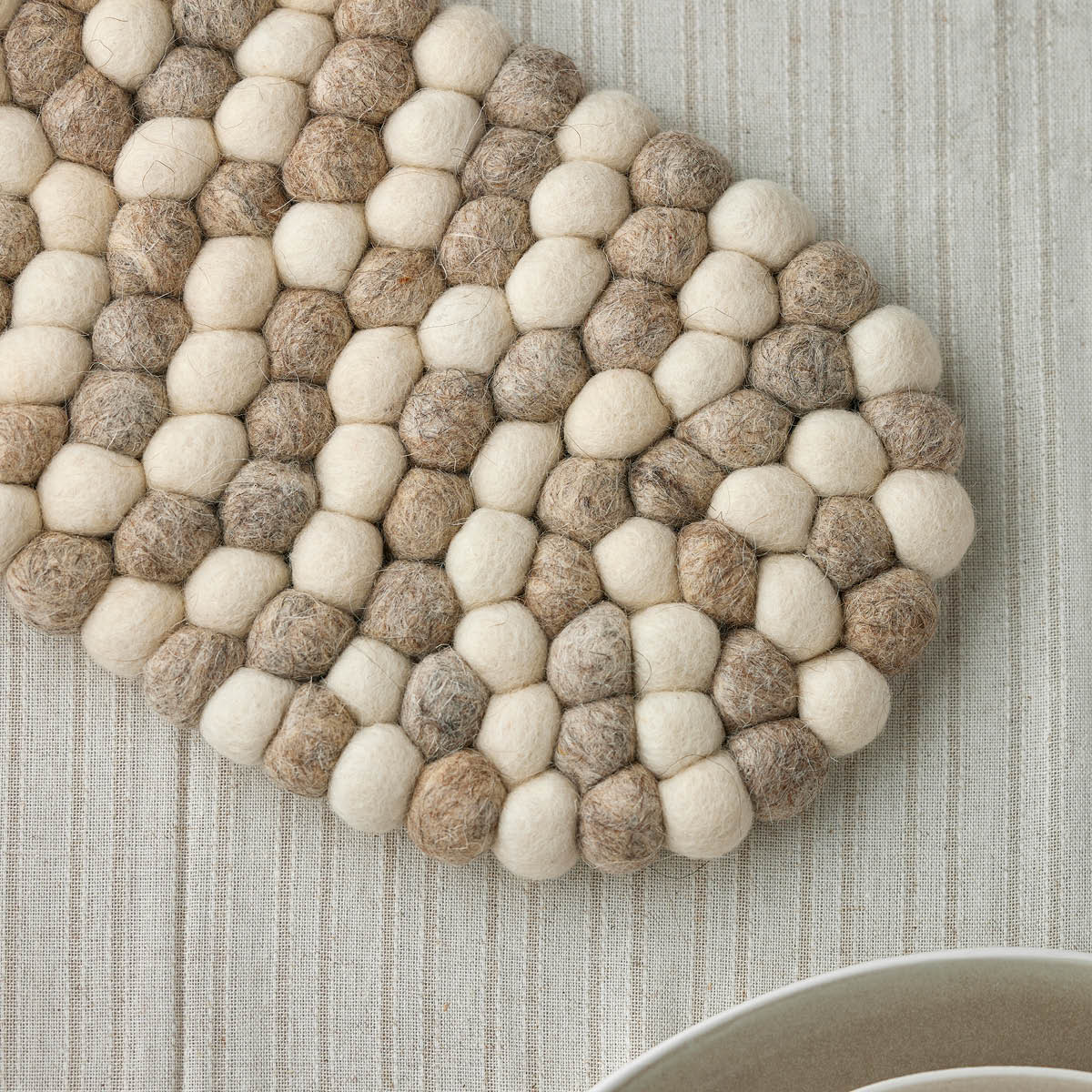 Holmen Dakota grytunderlägg 33x18 cm sand/vit