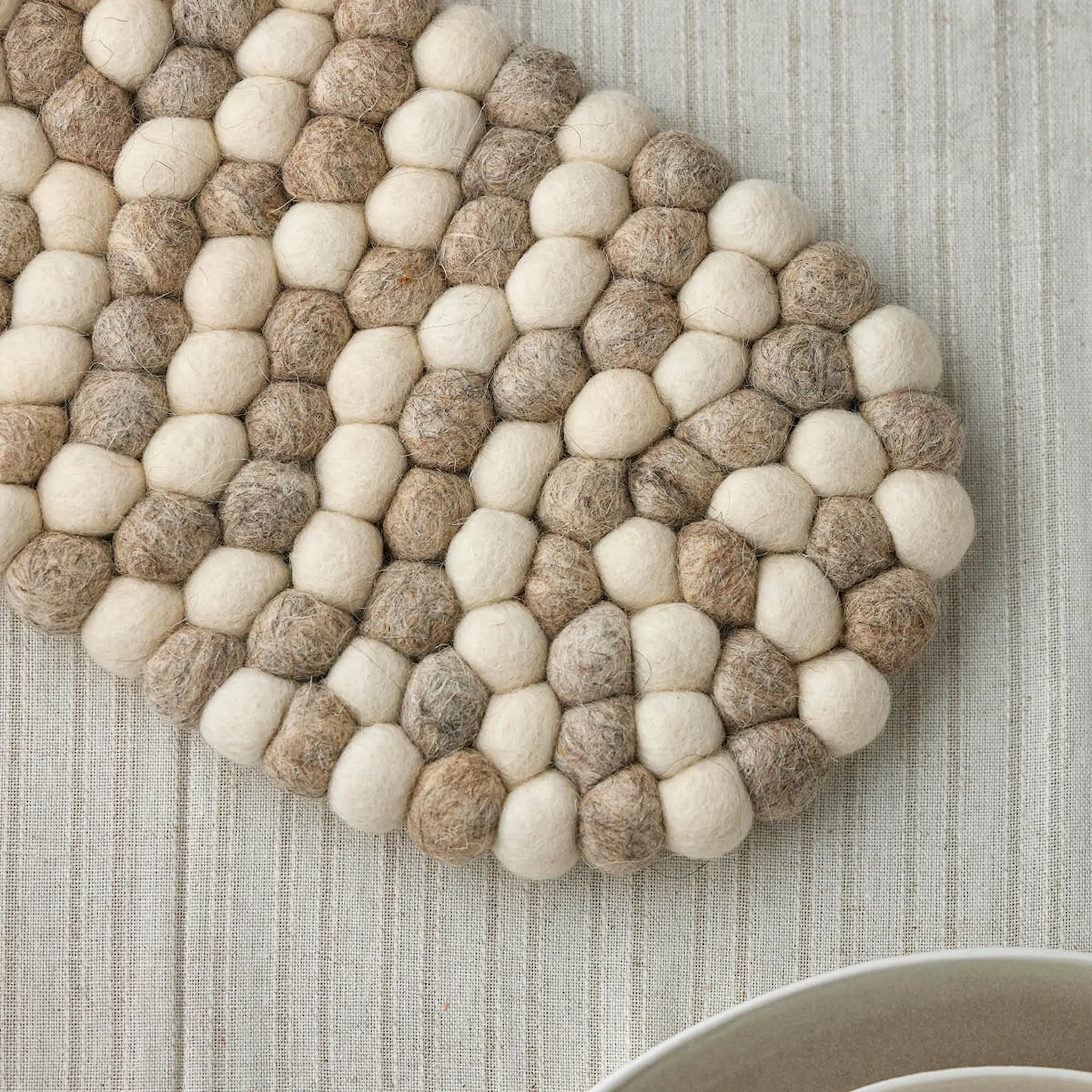 Holmen Dakota gryteunderlag 33x18 cm sand/hvit