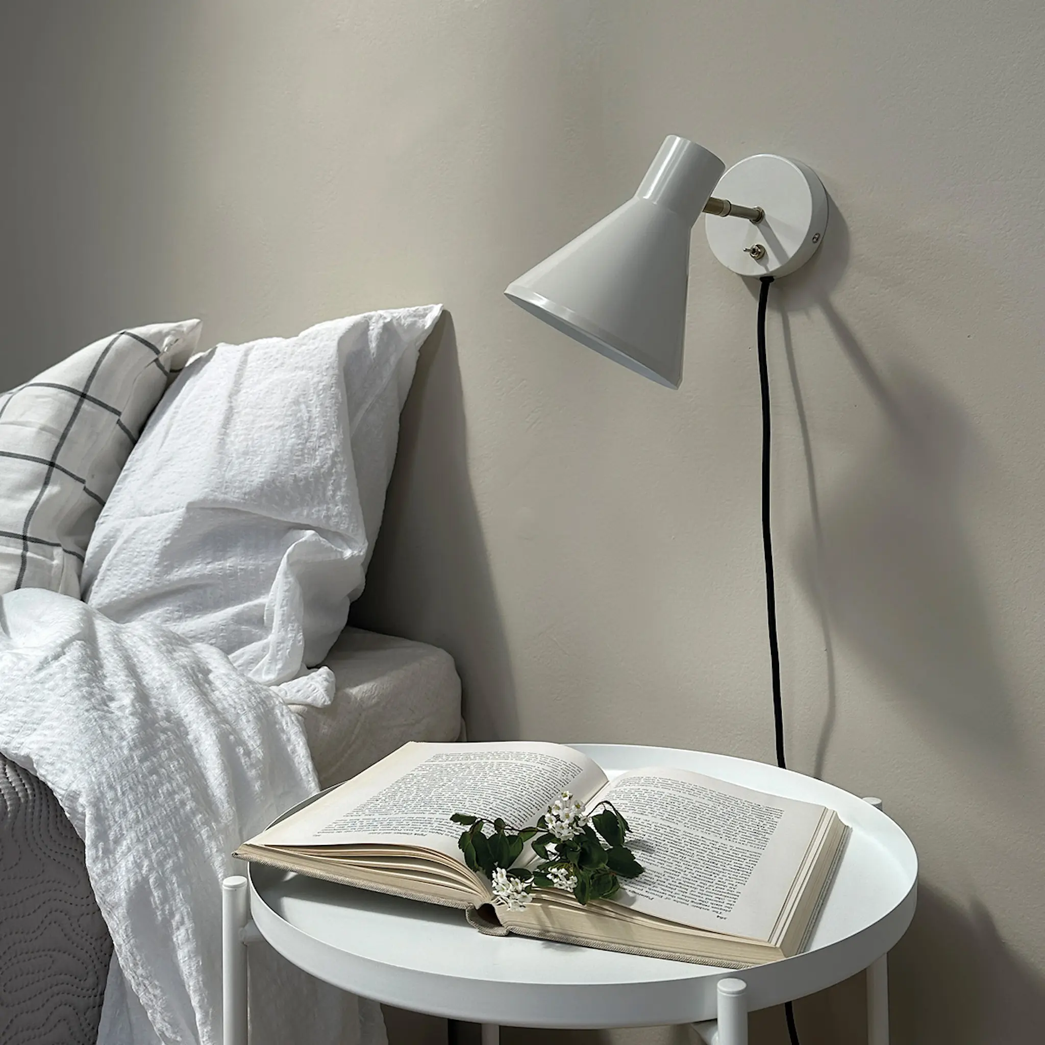 Dyberg Larsen Sleep vägglampa 17 cm vit