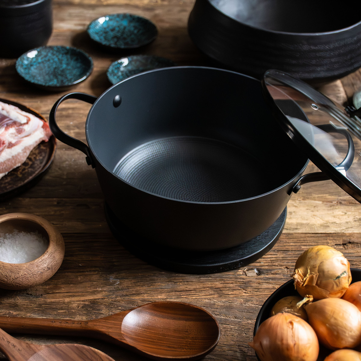 Satake Gjutjärnskastrull med Honeycomb keramisk beläggning och glaslock 24 cm