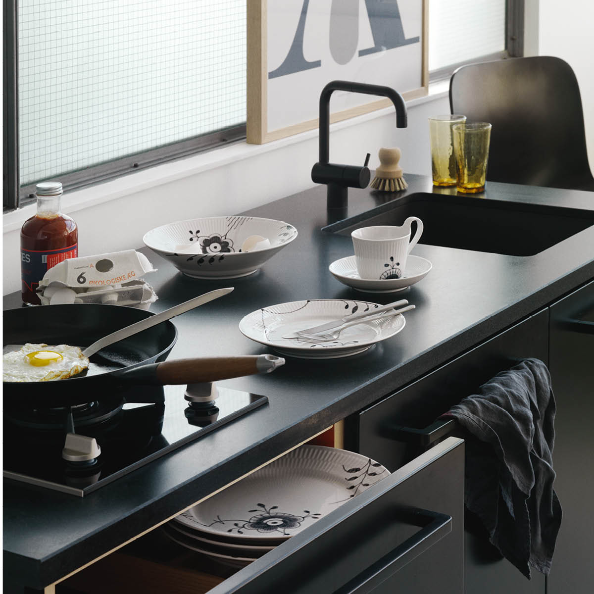 Royal Copenhagen Black Fluted Mega Tallrik djup 24 cm dekor 6