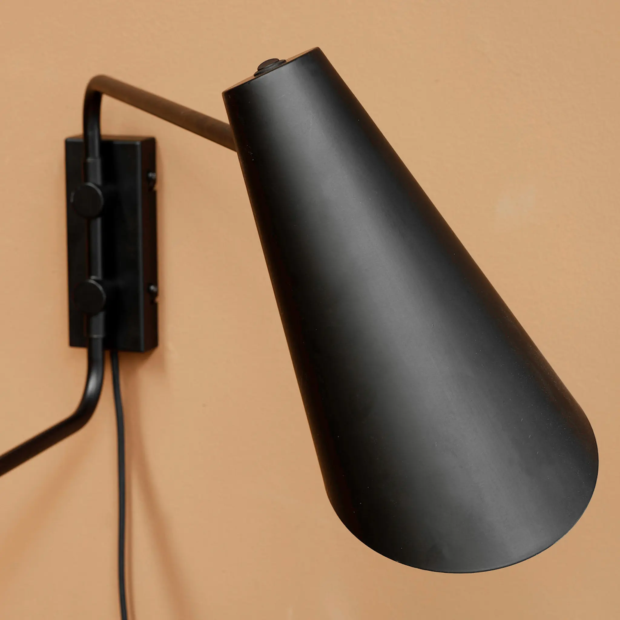 Dyberg Larsen Cale vägglampa 46 cm svart