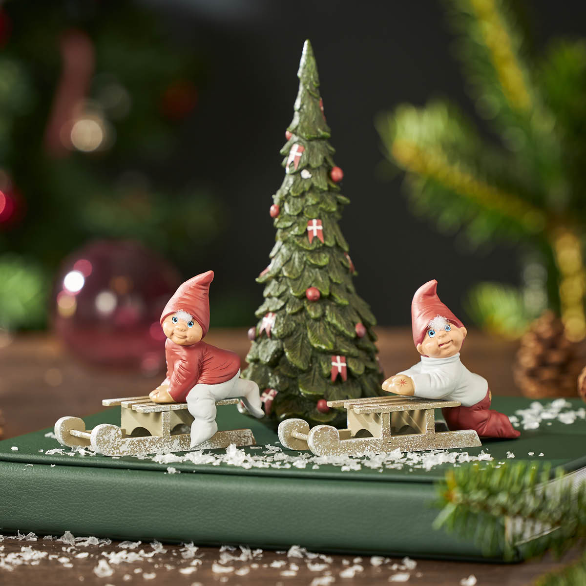 Klarborg Carl & Joanne tomtar med julgran 16 cm