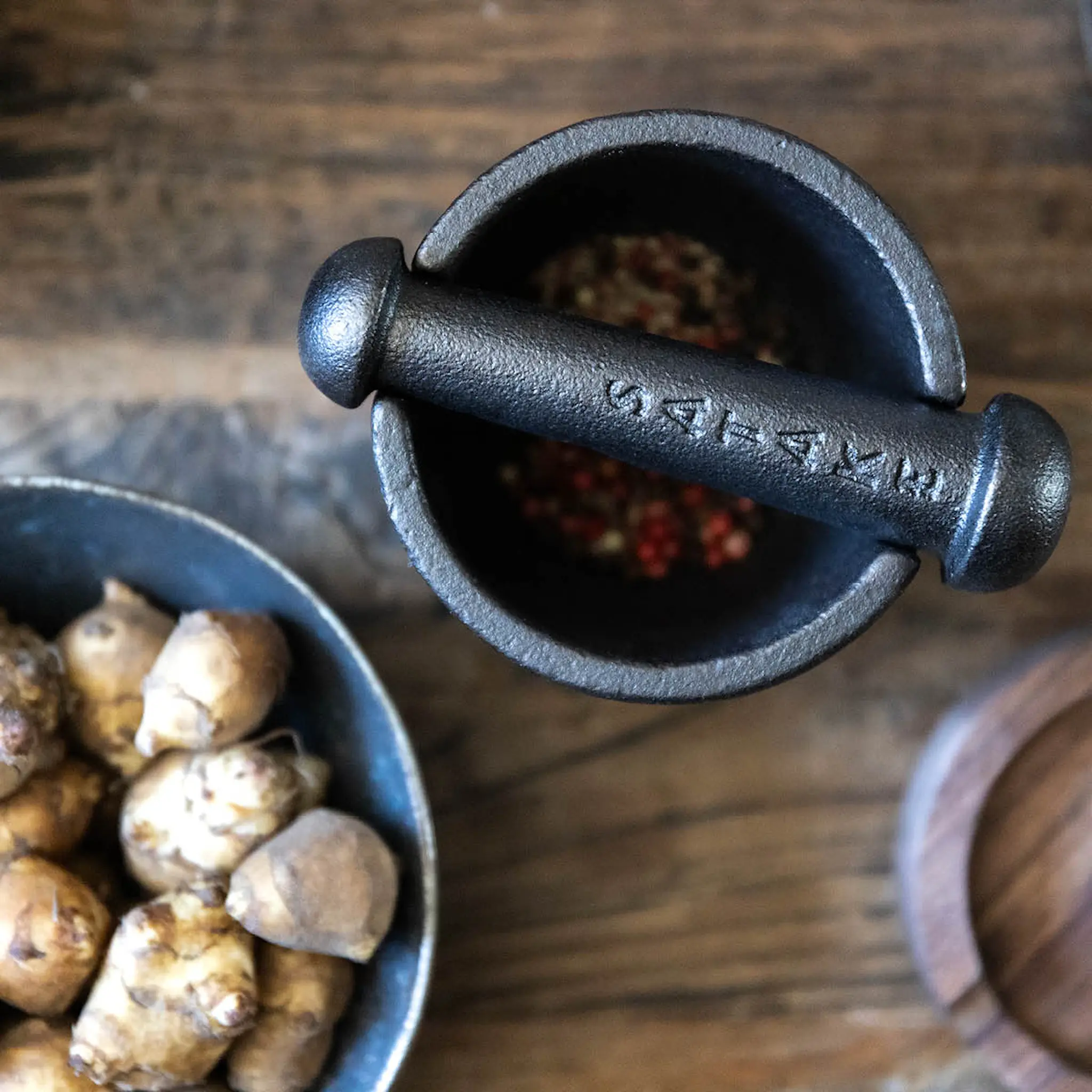 Satake Mortteli kannella 10x8,5 cm Valurauta/Pähkinäpuu