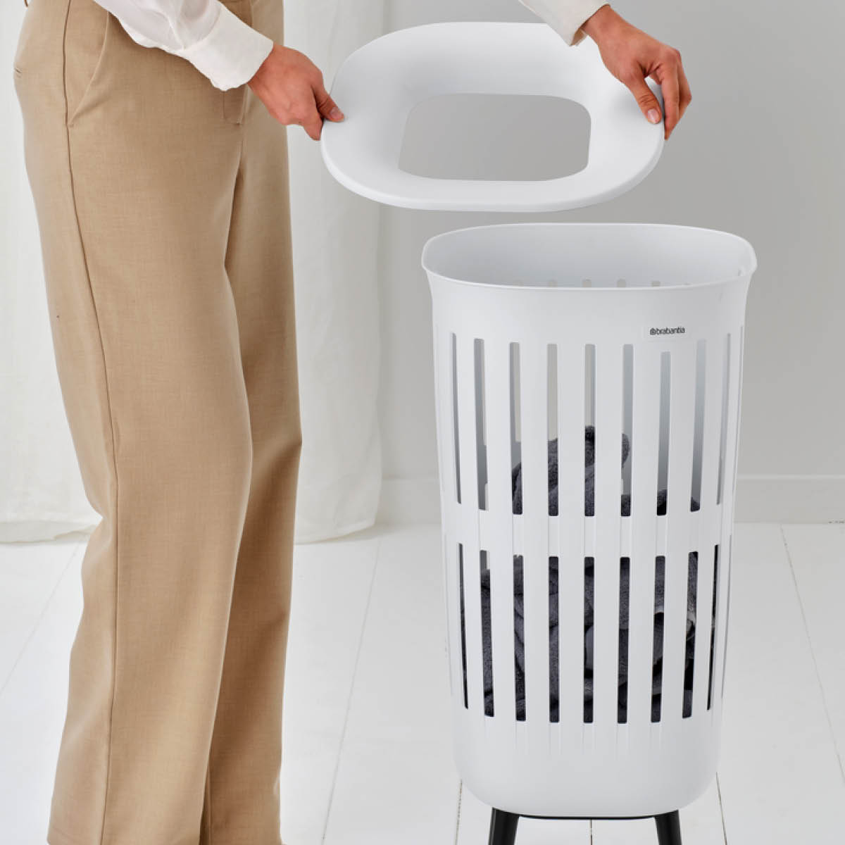 Brabantia Collect-It tvättkorg med ben 55 L vit