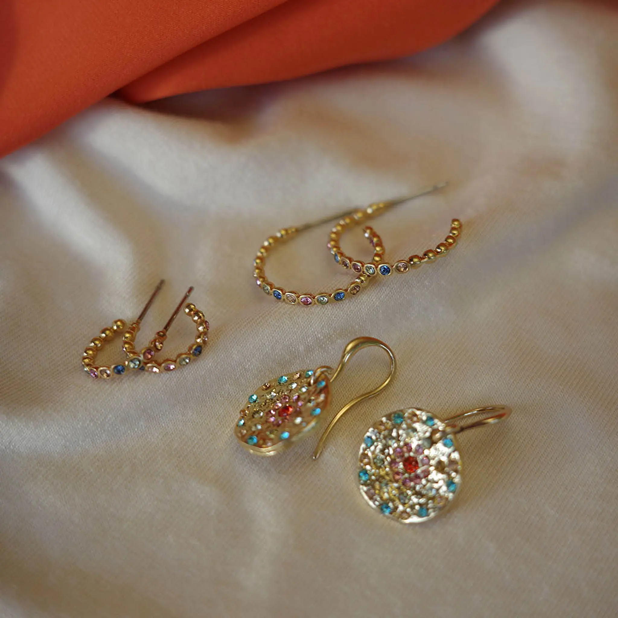 A&C Oslo AS Vibrance örhängen små guld/multi