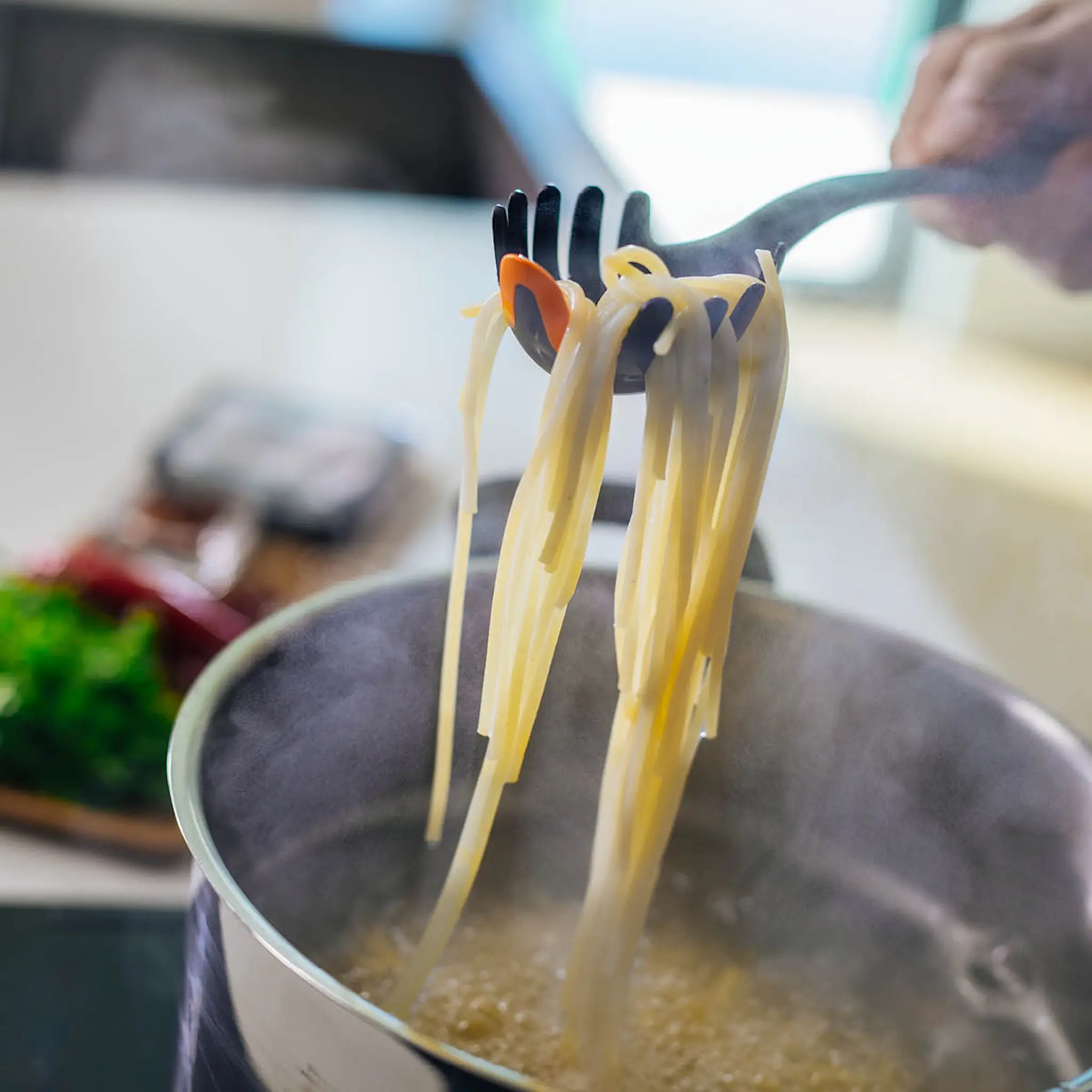 Fiskars Functional Form Pastaslev 29 cm Svart