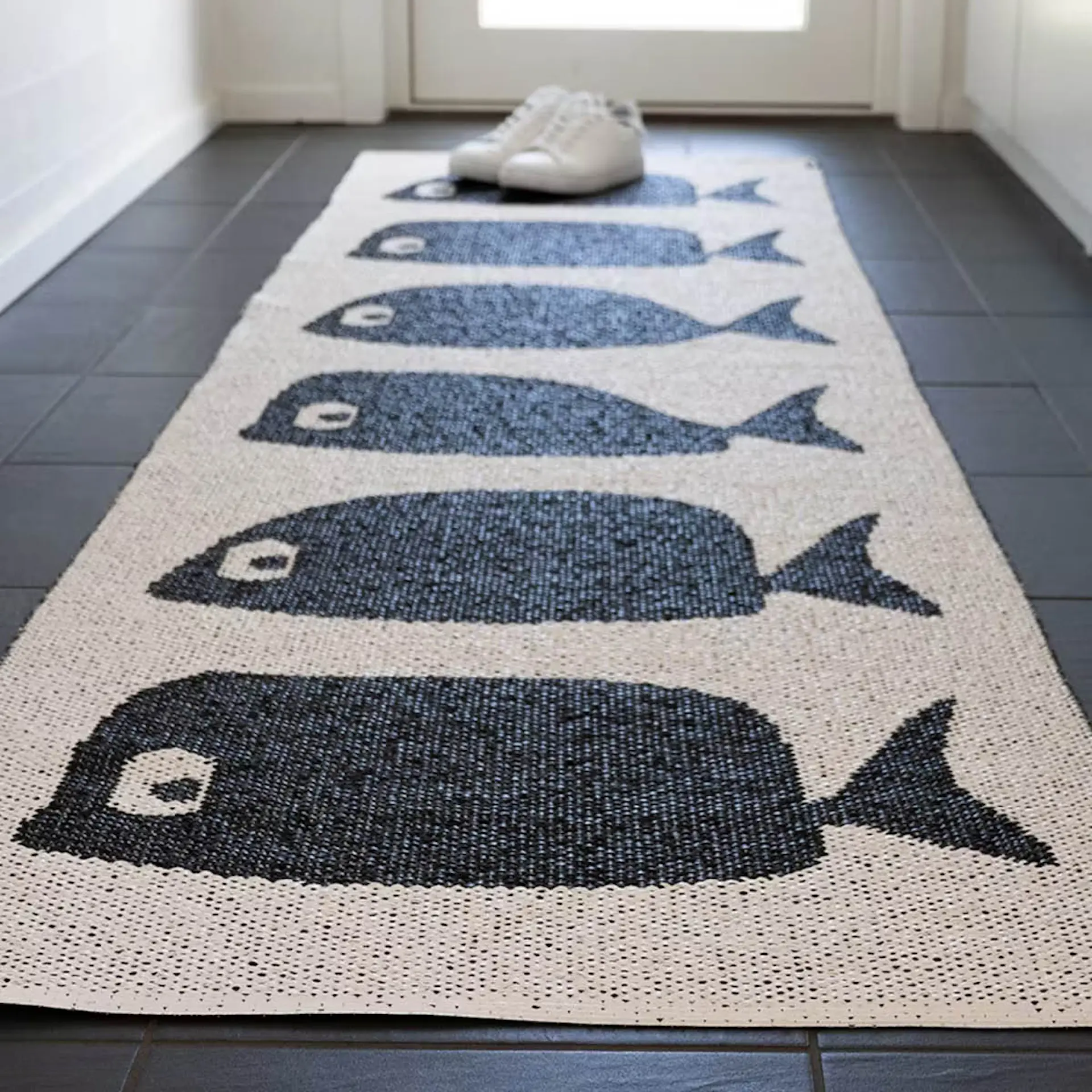 Rotor Design Whale Hallmatta 250x70 Cm Svart vit Cervera Rotor Design Whale Hallmatta 250x70 Cm Svart vit Cervera