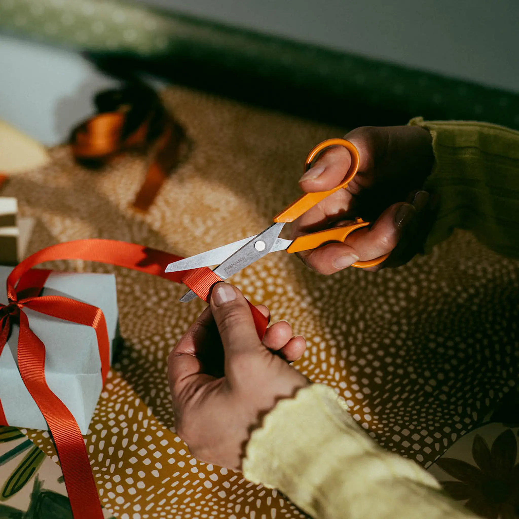 Fiskars Classic hobbysaks 13 cm oransje hover