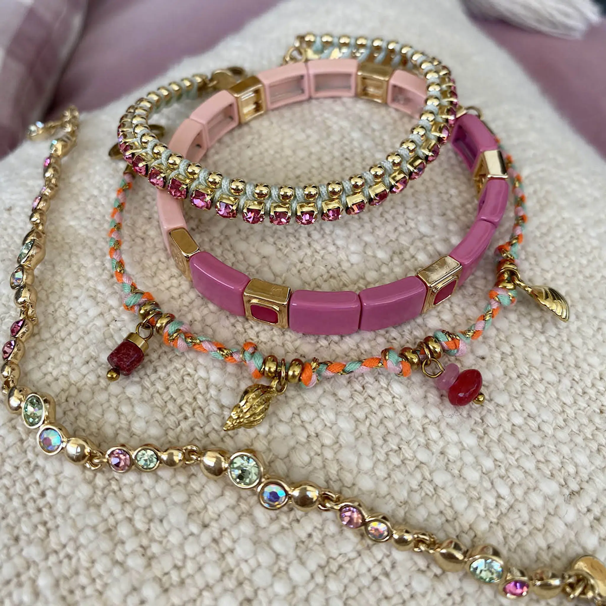 A&C Oslo AS Sweet Droplets armbånd gull/multi