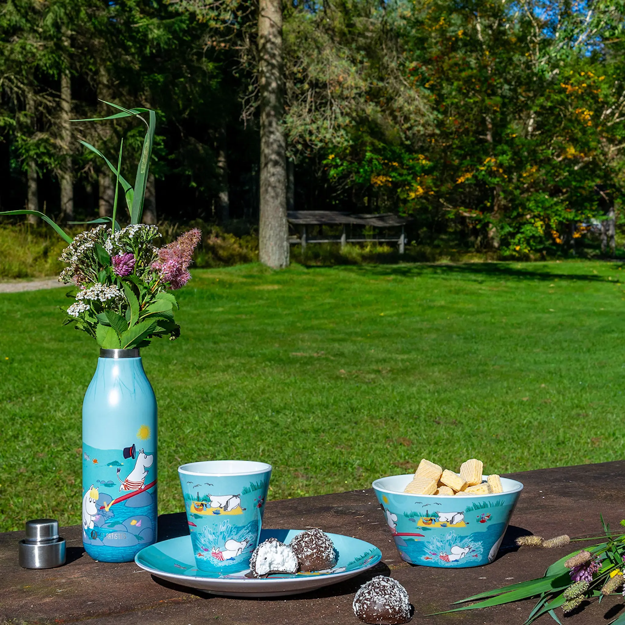 Les Artistes Bottle Up Moomin Termospullo 0,5 L Pllaying on the beach blue