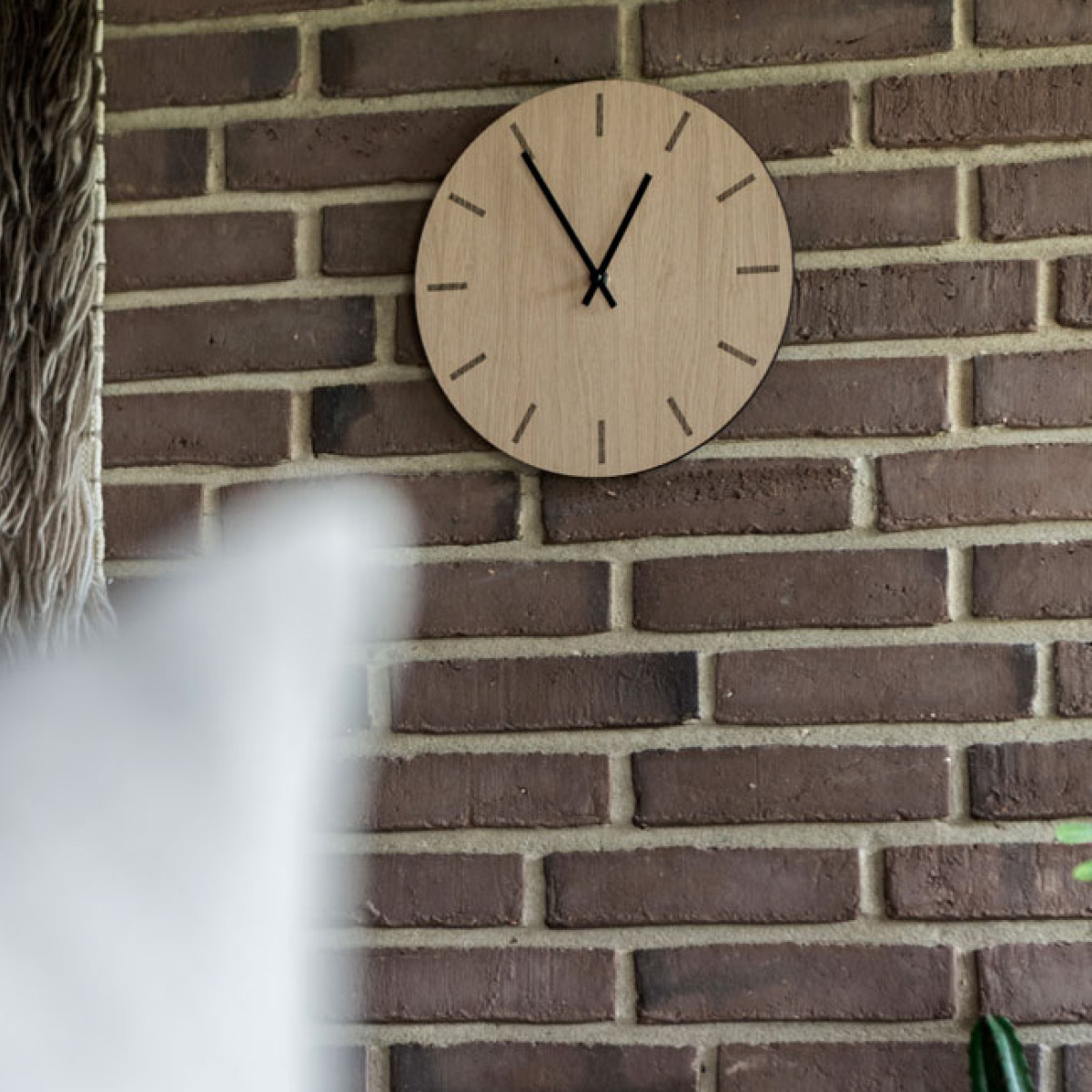 Hemverk Light Oak Seinäkello 38 cm Vaalea tammi/Musta