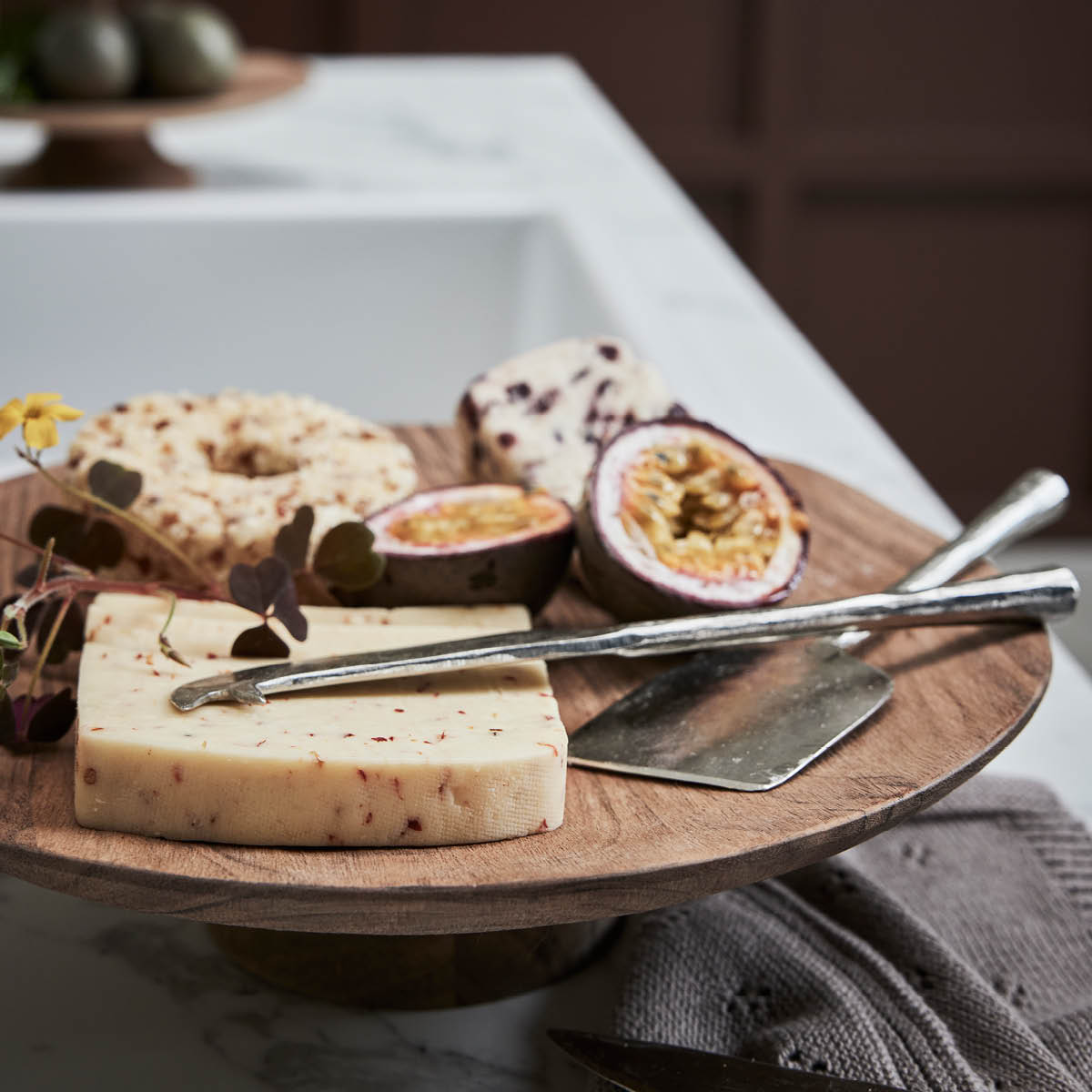 Lene Bjerre Merle träfat på fot 27,5 cm akacia