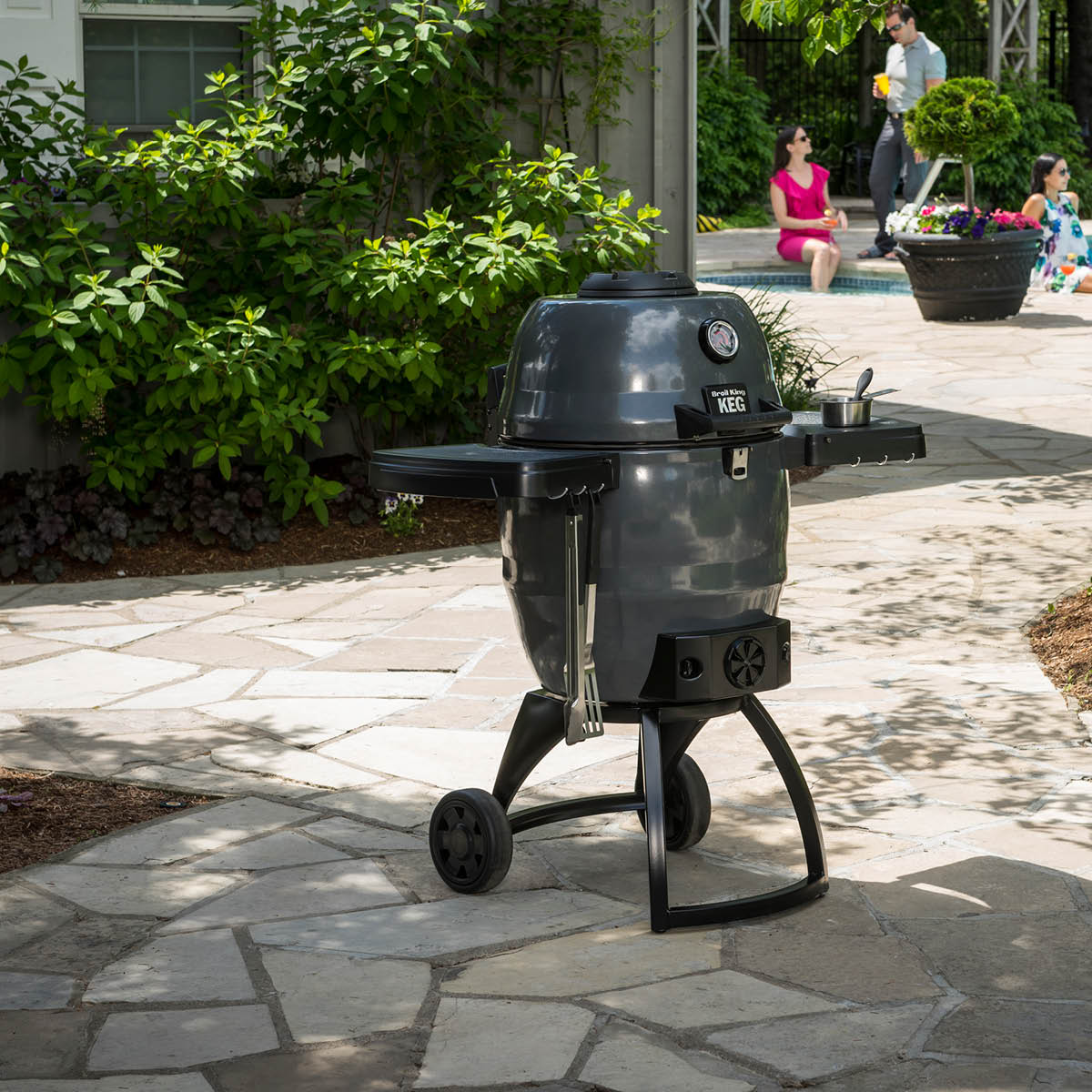 Broil King Kamadogrilli KEG 5000 sivupöydällä