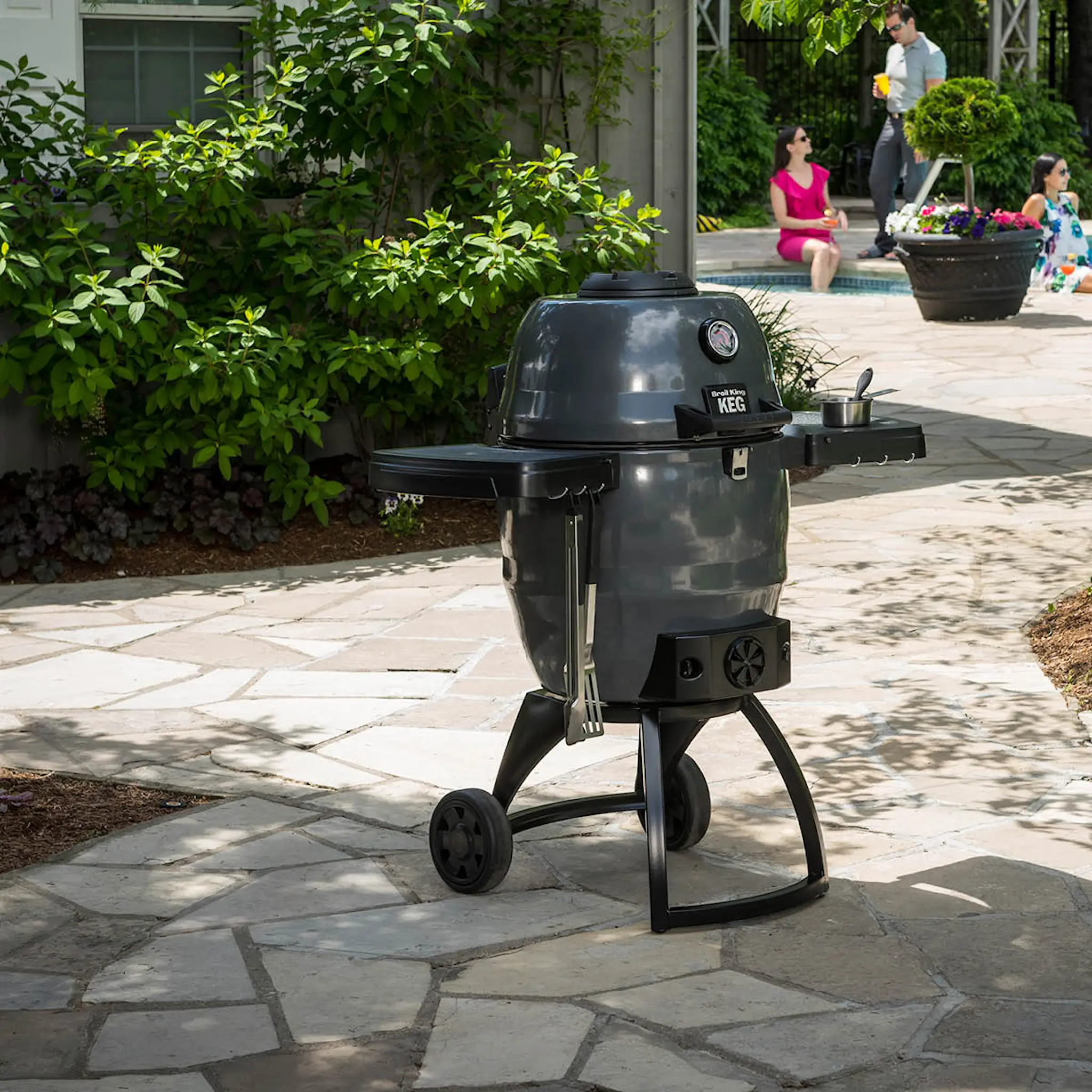 Broil King Kamadogrilli KEG 5000 sivupöydällä