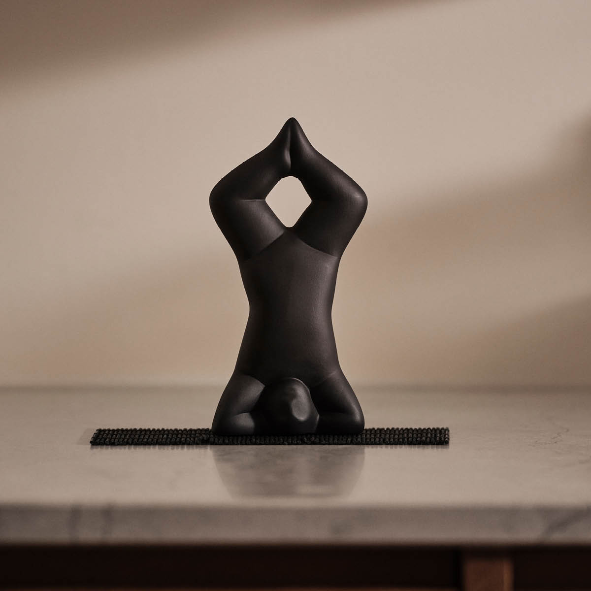 Design House Stockholm Lisa Larson Yoga Figuuri nro. 3 Musta