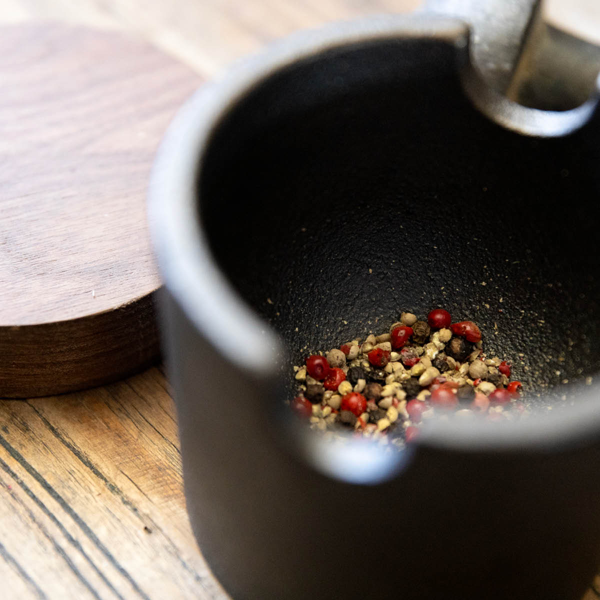 Satake Mortteli kannella 10x8,5 cm Valurauta/Pähkinäpuu