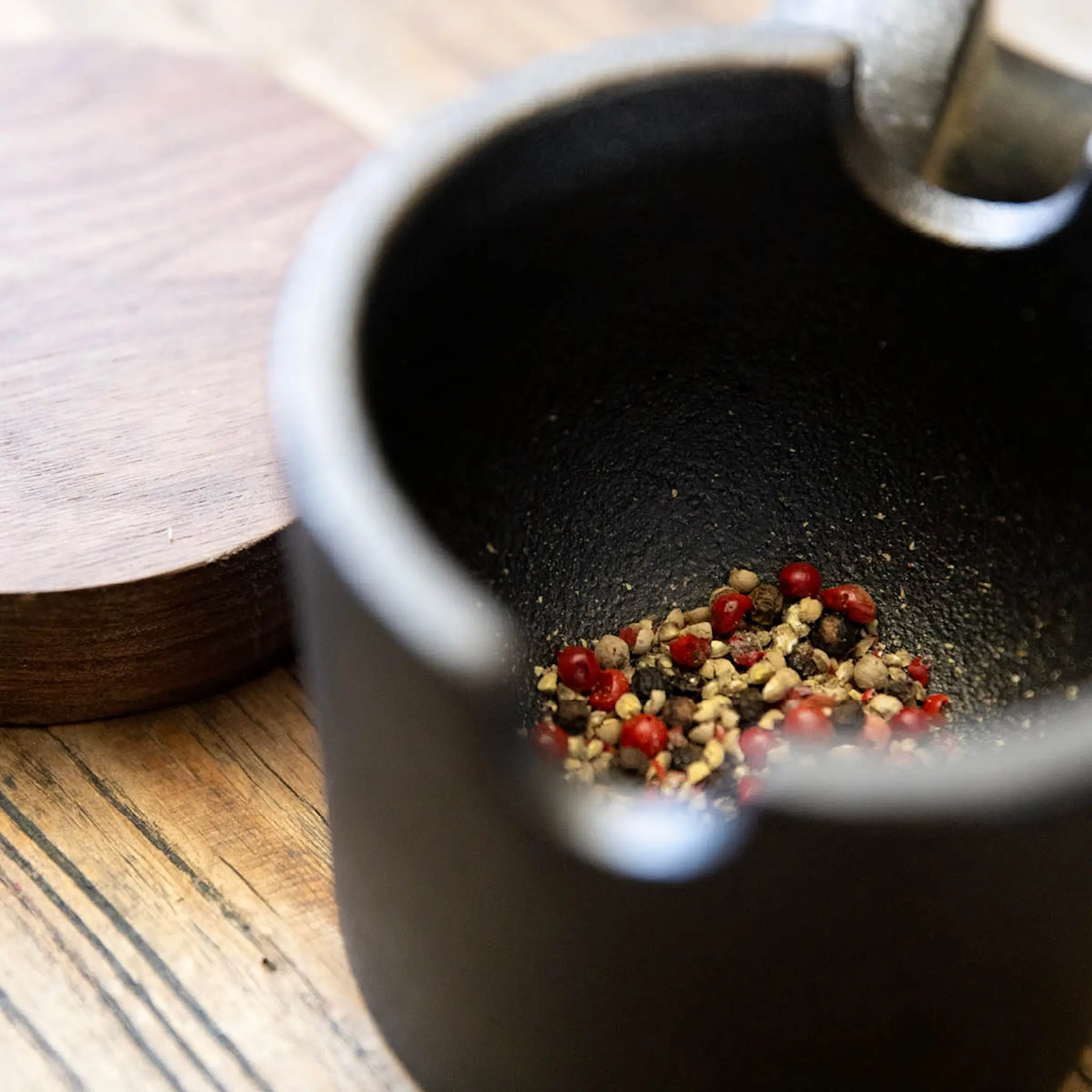 Satake Mortteli kannella 10x8,5 cm Valurauta/Pähkinäpuu