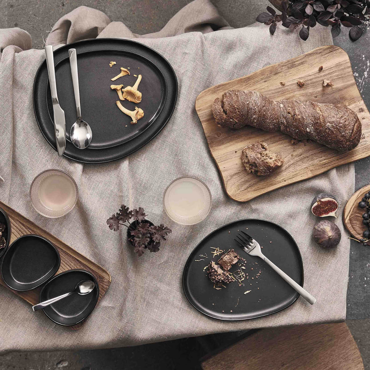 Aida RAW Titanium Black organic tallerken 25x29 cm