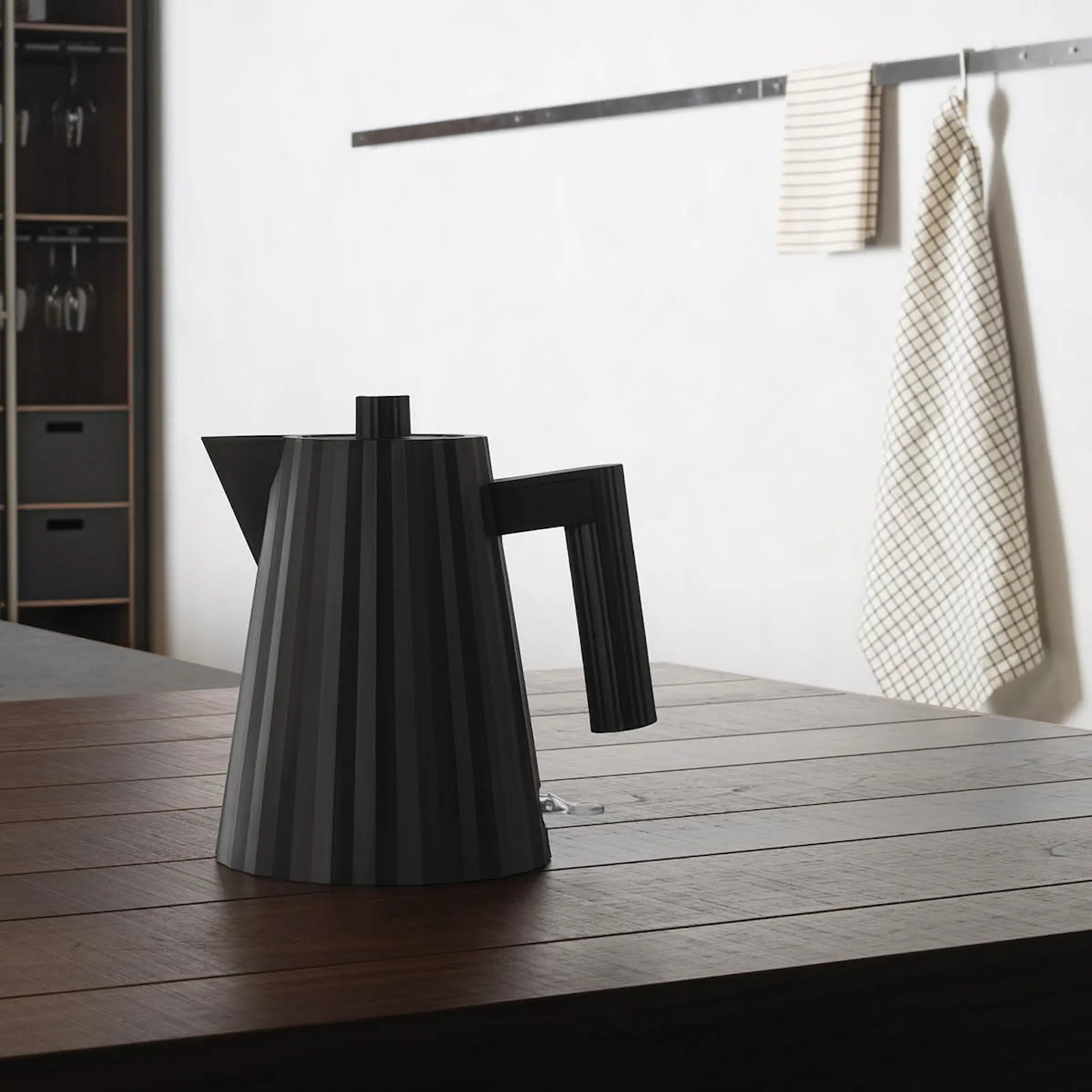 Alessi Plissé Vedenkeitin 1 L 2400W Musta