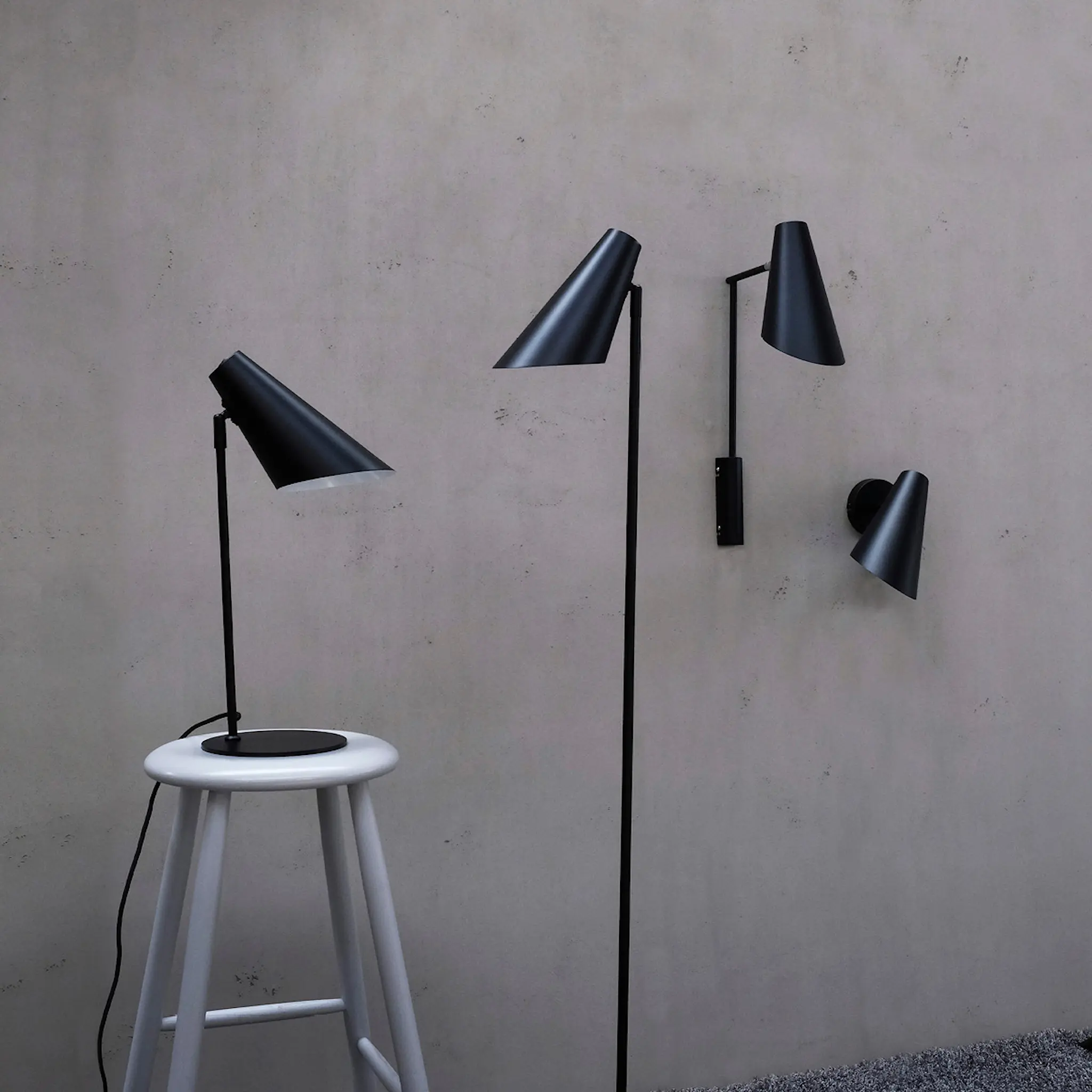 Dyberg Larsen Cale vägglampa med vinkel 46 cm svart
