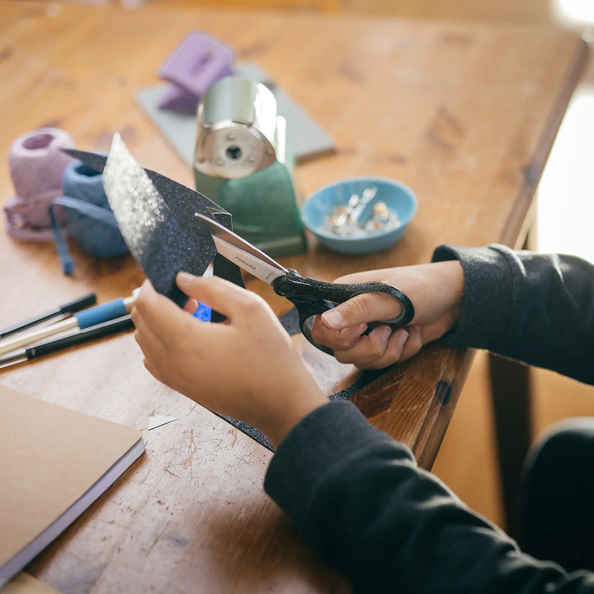 Fiskars Koululaissakset 12+ vuotta 18 cm Musta glitter