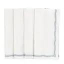 Vit med ljusblått broderi