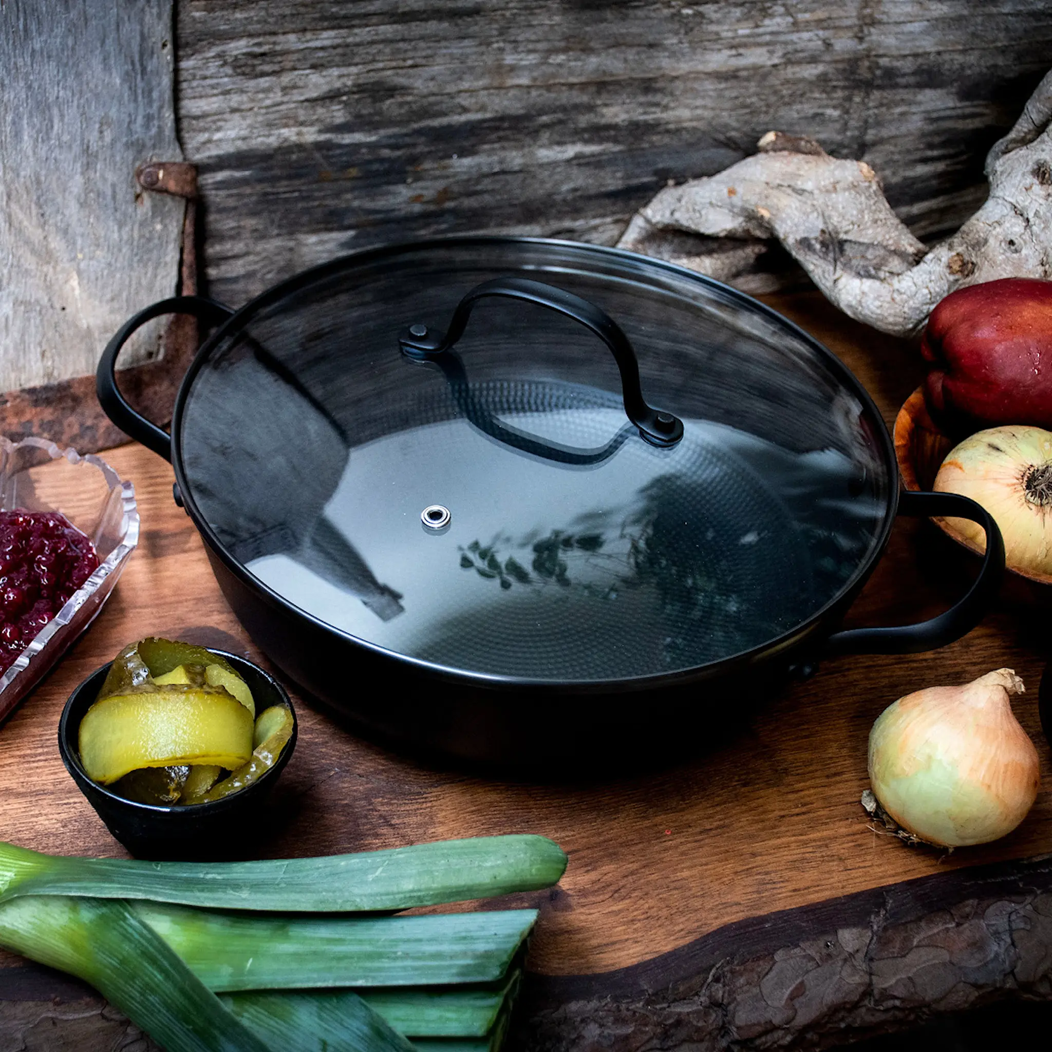 Satake Støpejernskasserolle med Honeycomb keramisk belegg og glasslokk 26 cm hover