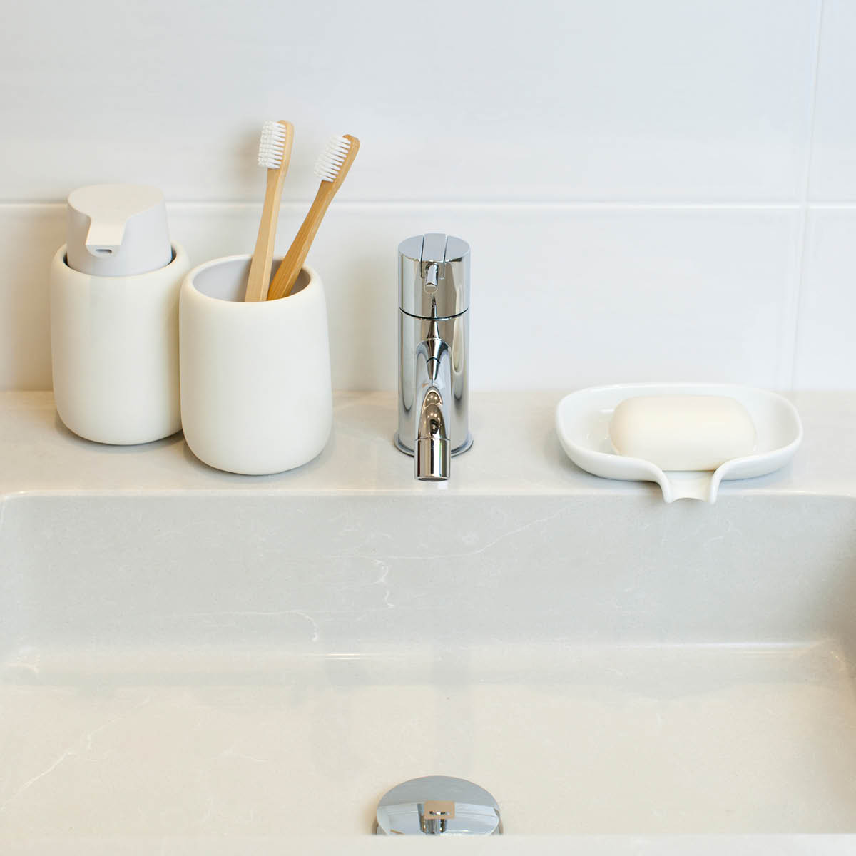 Bosign Flow Saippuakuppi itsetyhjentyvä 13,5 cm Posliini/Valkoinen