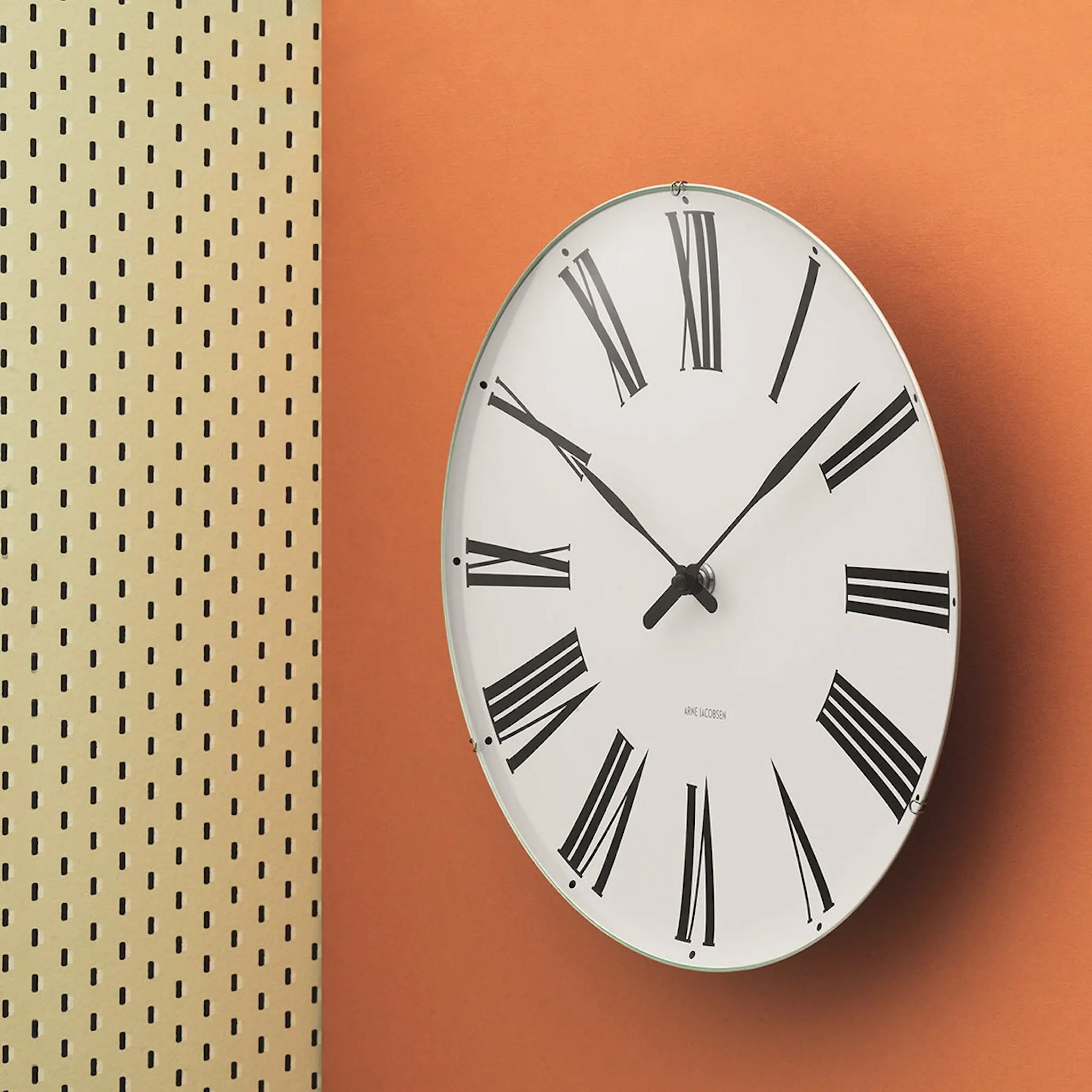 Arne Jacobsen Roman Väggur 48 cm Vit