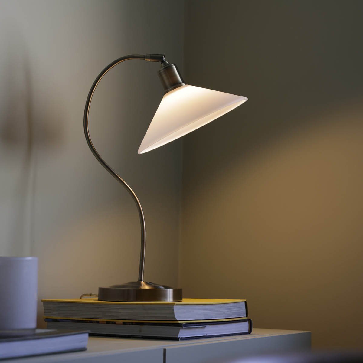 Markslöjd Vela bordslampa 49 cm antik mässing/vit