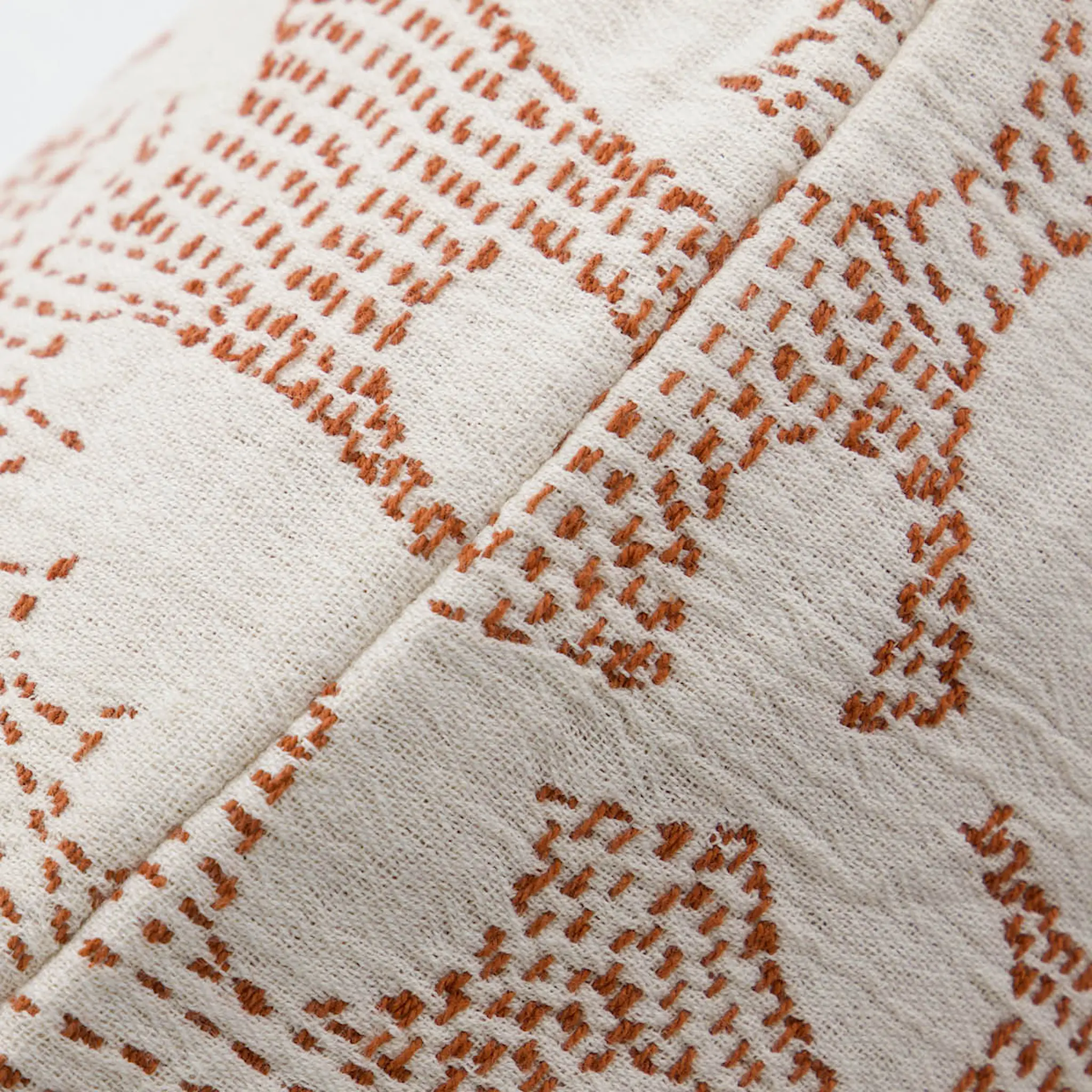 House Doctor Sari kuddfodral i bomull 50x50 cm offwhite/brun