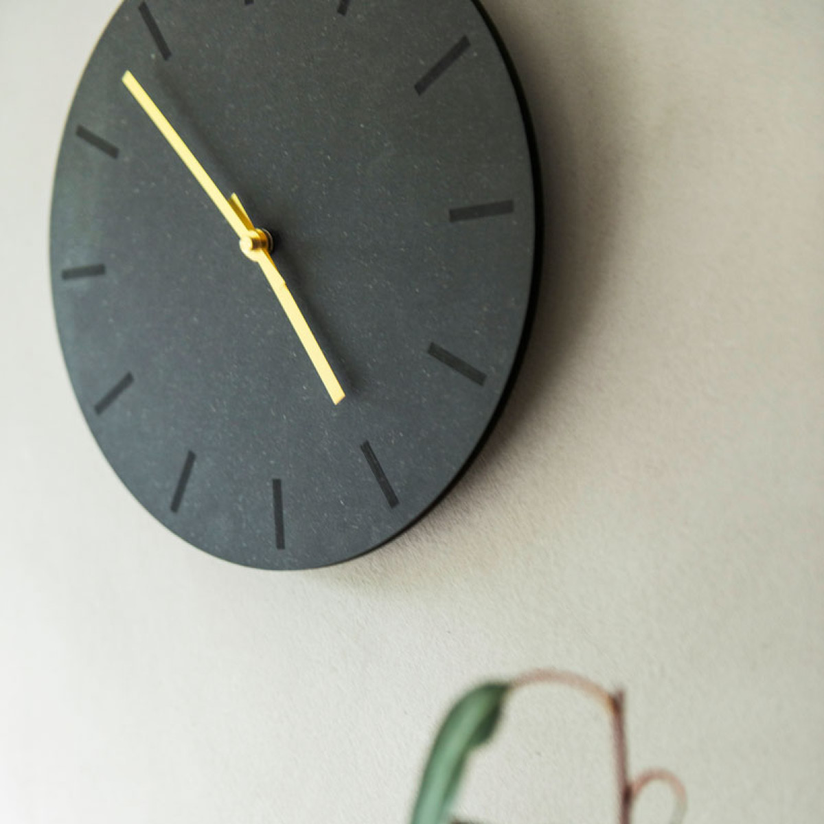 Hemverk Gunpowder väggklocka 28 cm mörkgrå med guldvisare