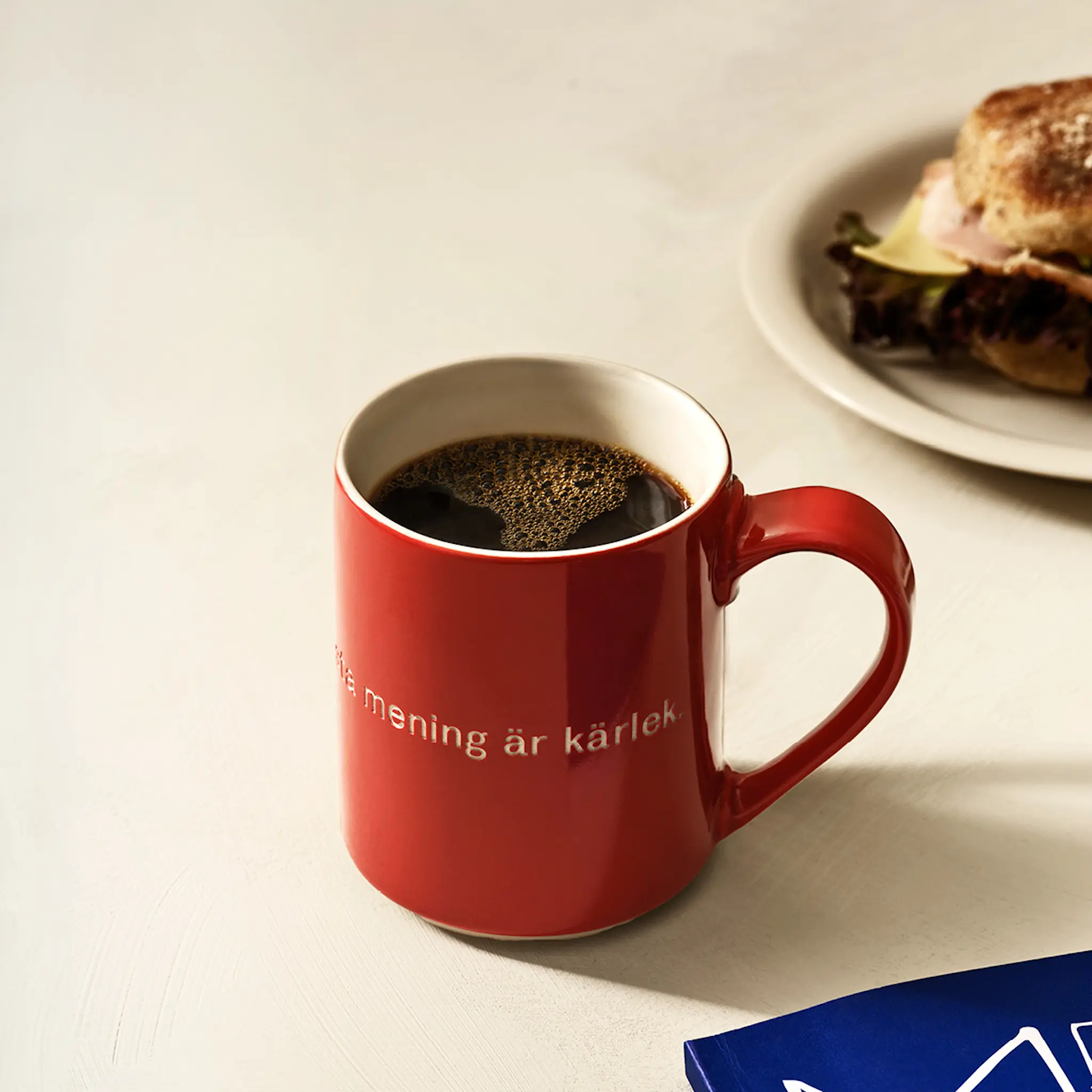 Design House Stockholm Astrid Lindgren Muki - Ja, jag tror att livets innersta… Punainen