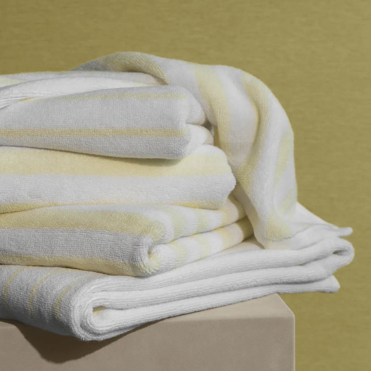 Blomus Arto badhandduk 140x70 cm vit/gul smalrandig