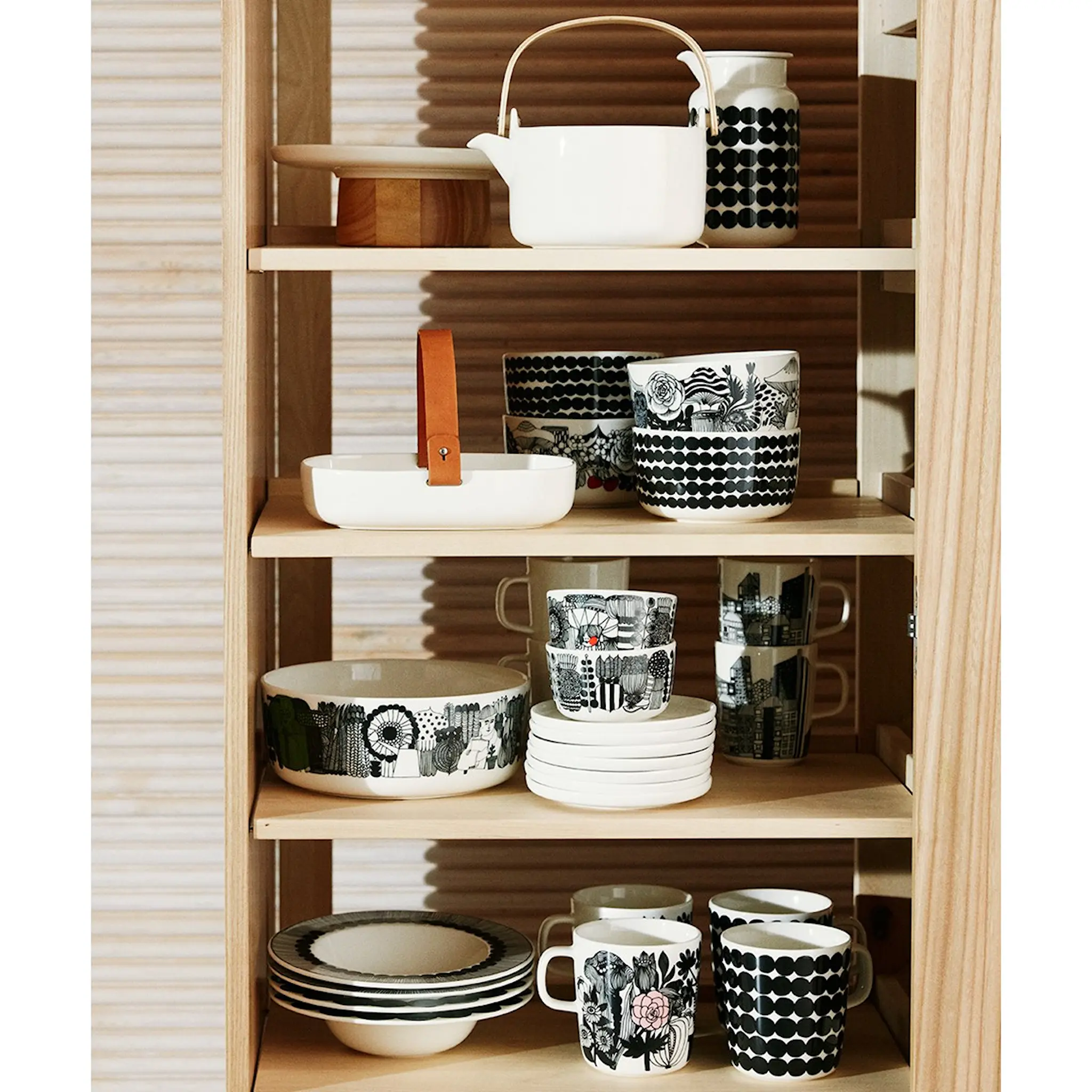 Marimekko Siirtolapuutarha Mugg 40 cl Svart/vit blommor
