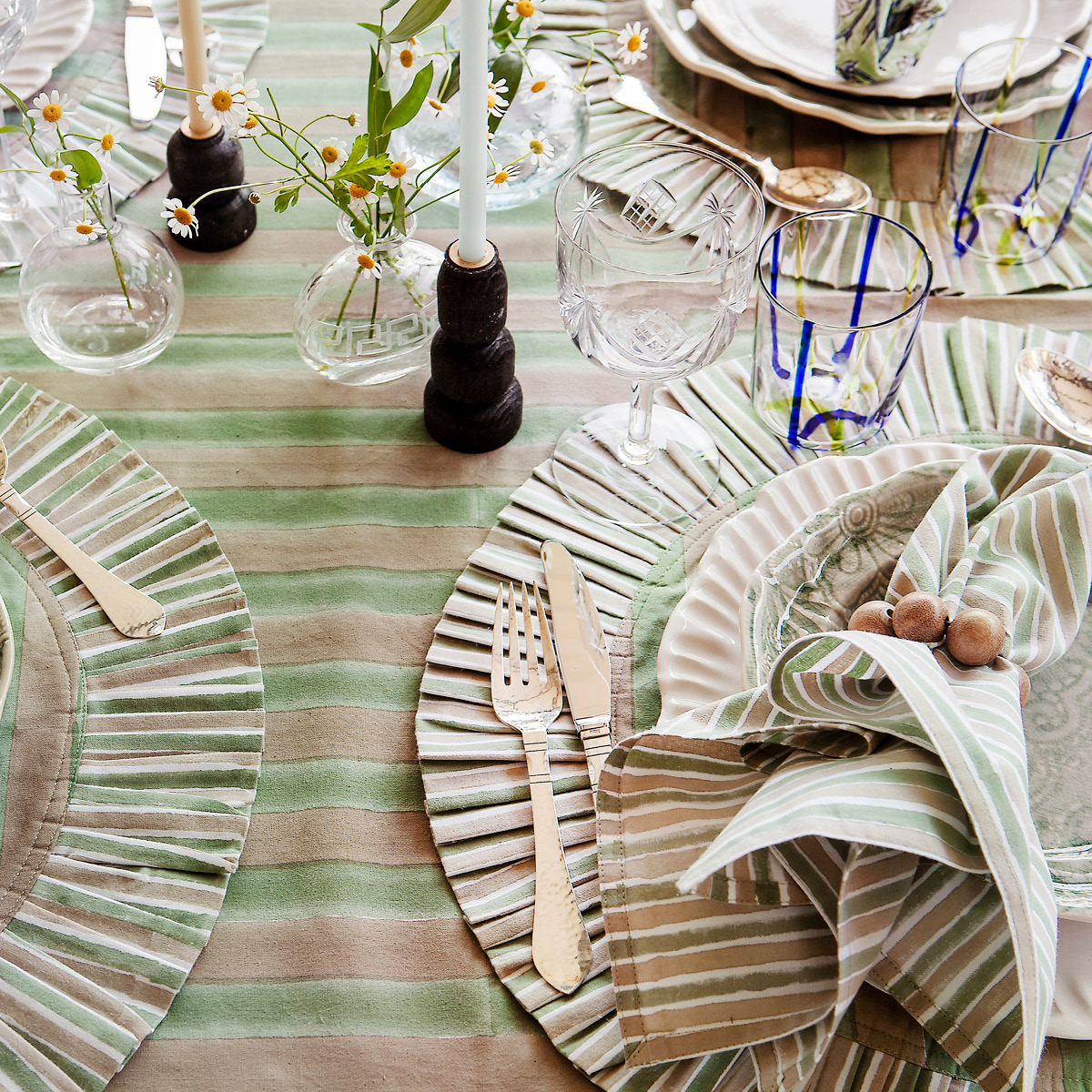 Chamois Jaipur Stripe bordstablett med volang Ø35 cm 2-pack grön