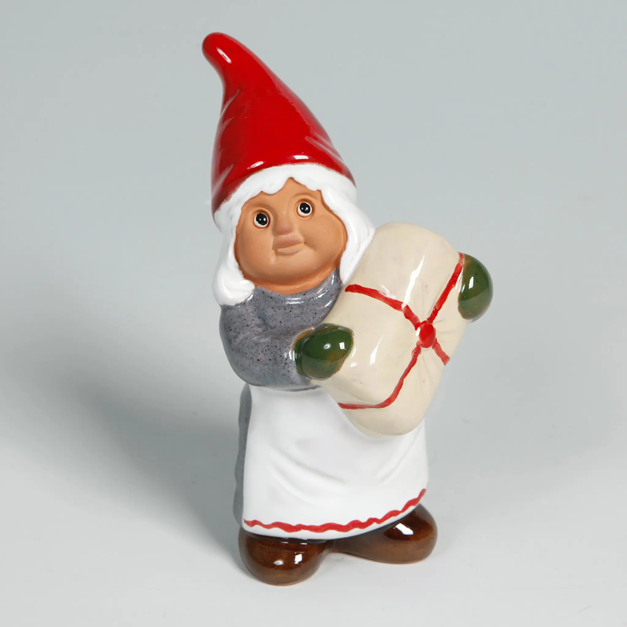 ROLF BERG KERAMIK Tomtegumma med Julpaket 15 cm
