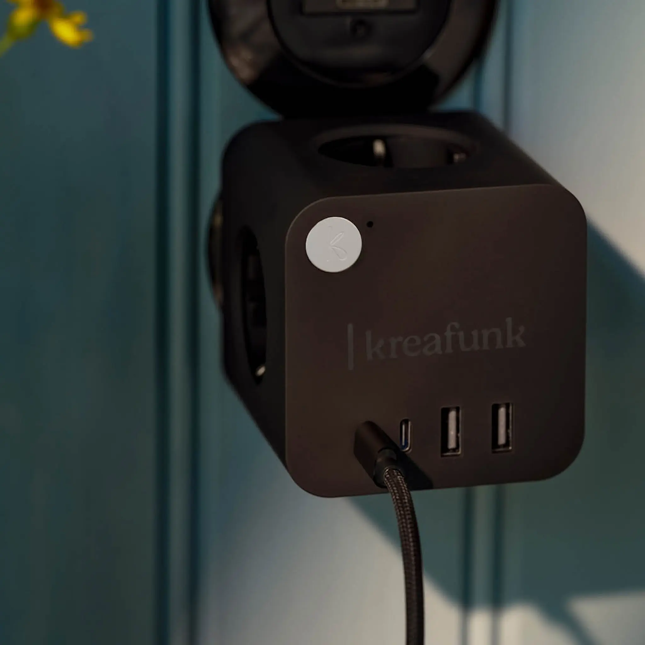 Kreafunk Ampie grenuttag med USB-A & USB-C svart