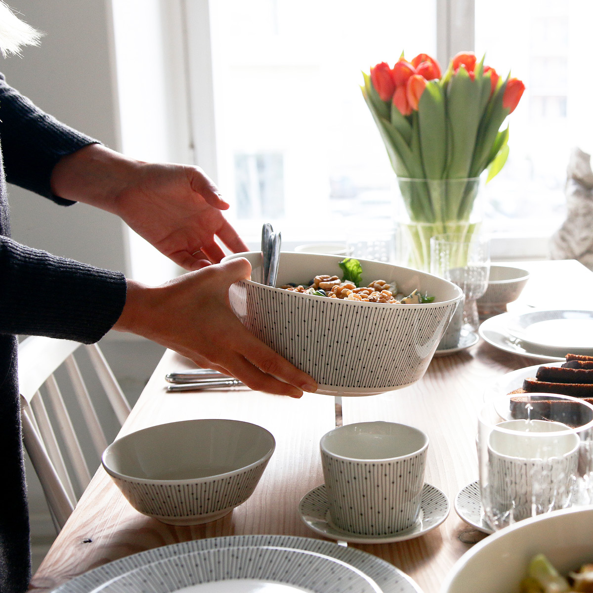 Arabia Mainio Sarastus skål 23 cm hvit/svart