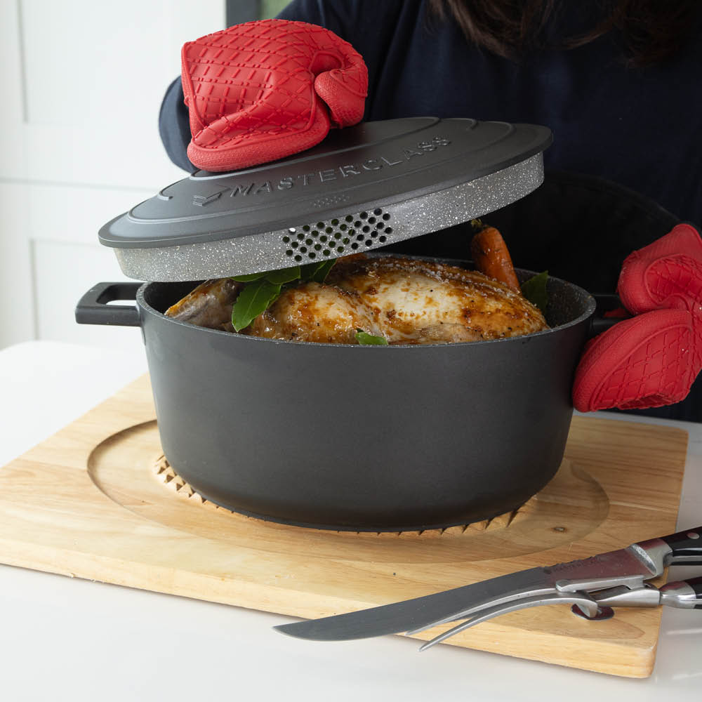 MasterClass Cast Aluminium oval gryta med självösande lock och sil 6 L svart